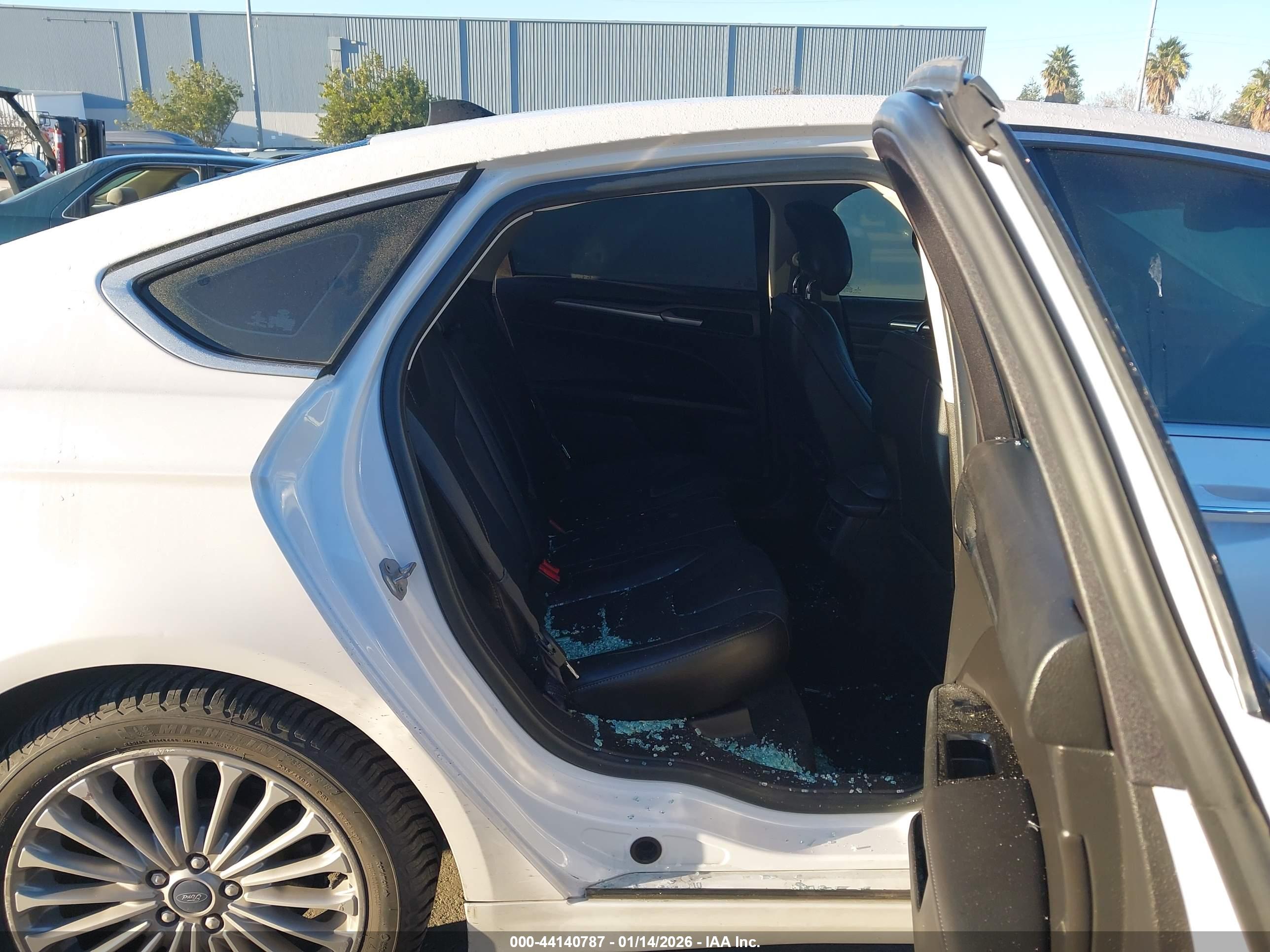 FORD FUSION image 8