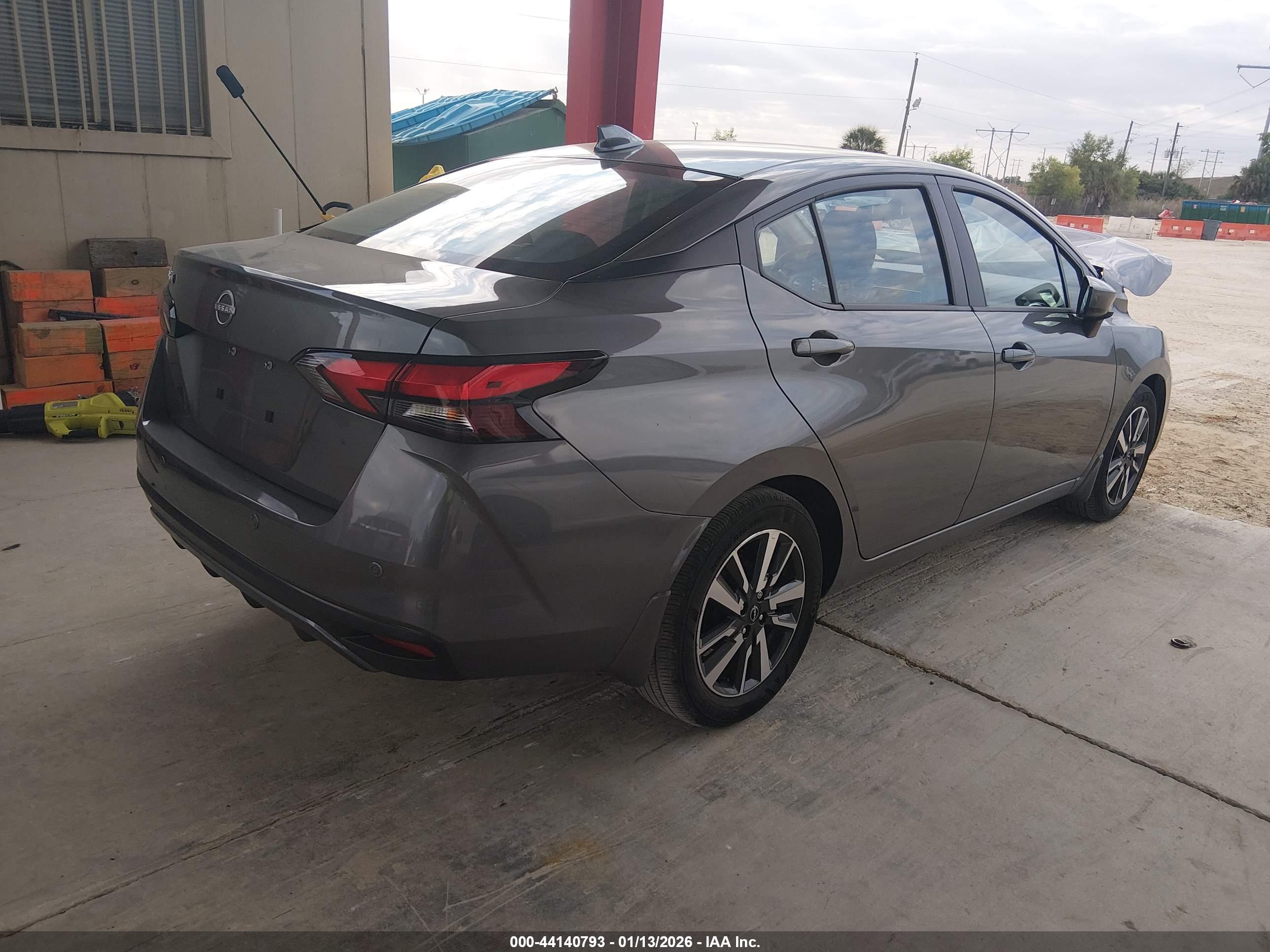 NISSAN VERSA image 4