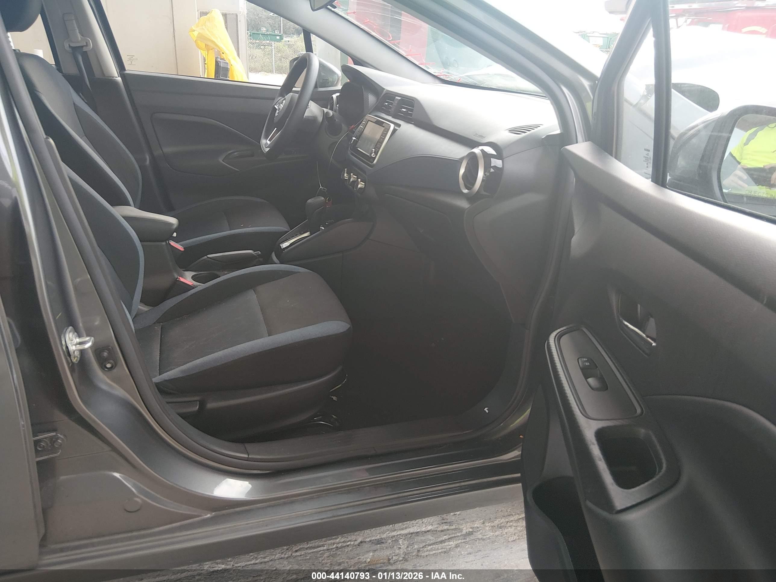 NISSAN VERSA image 5