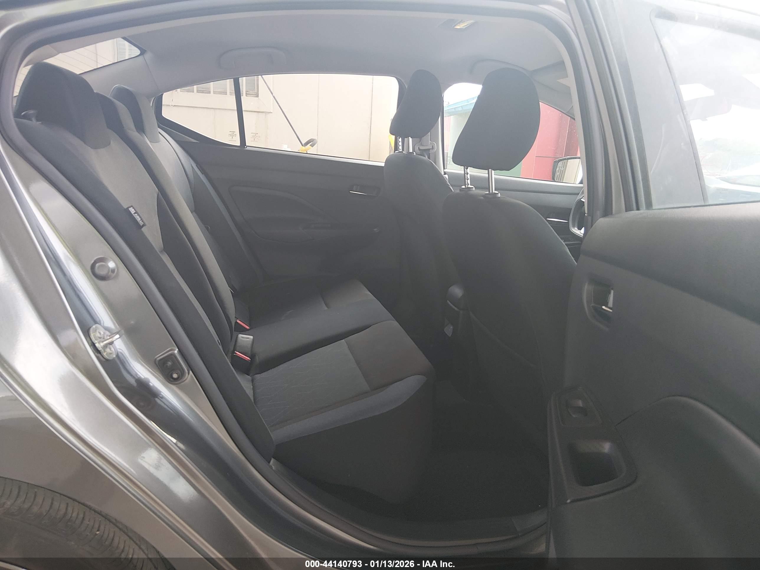 NISSAN VERSA image 8