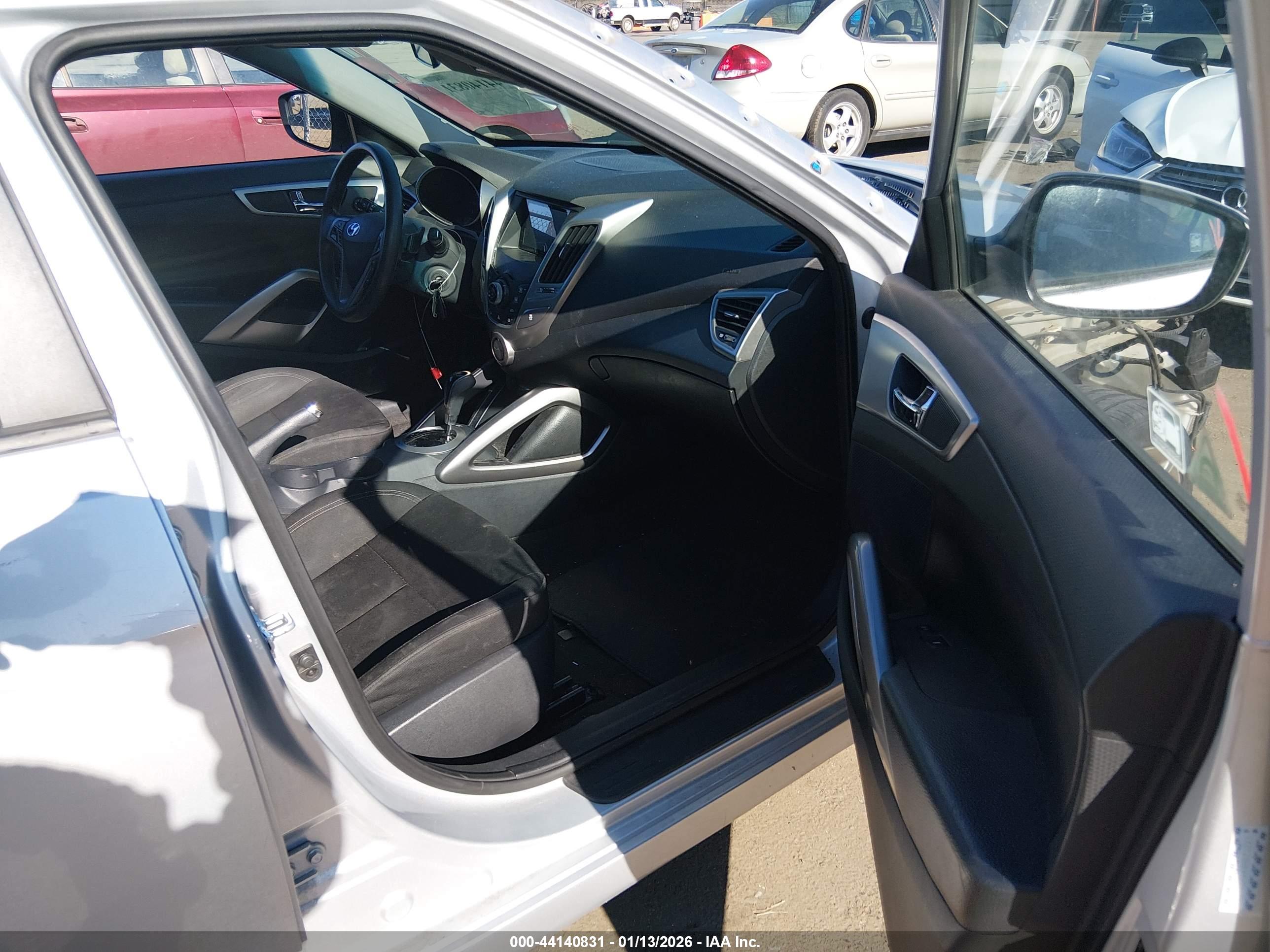 HYUNDAI VELOSTER image 5