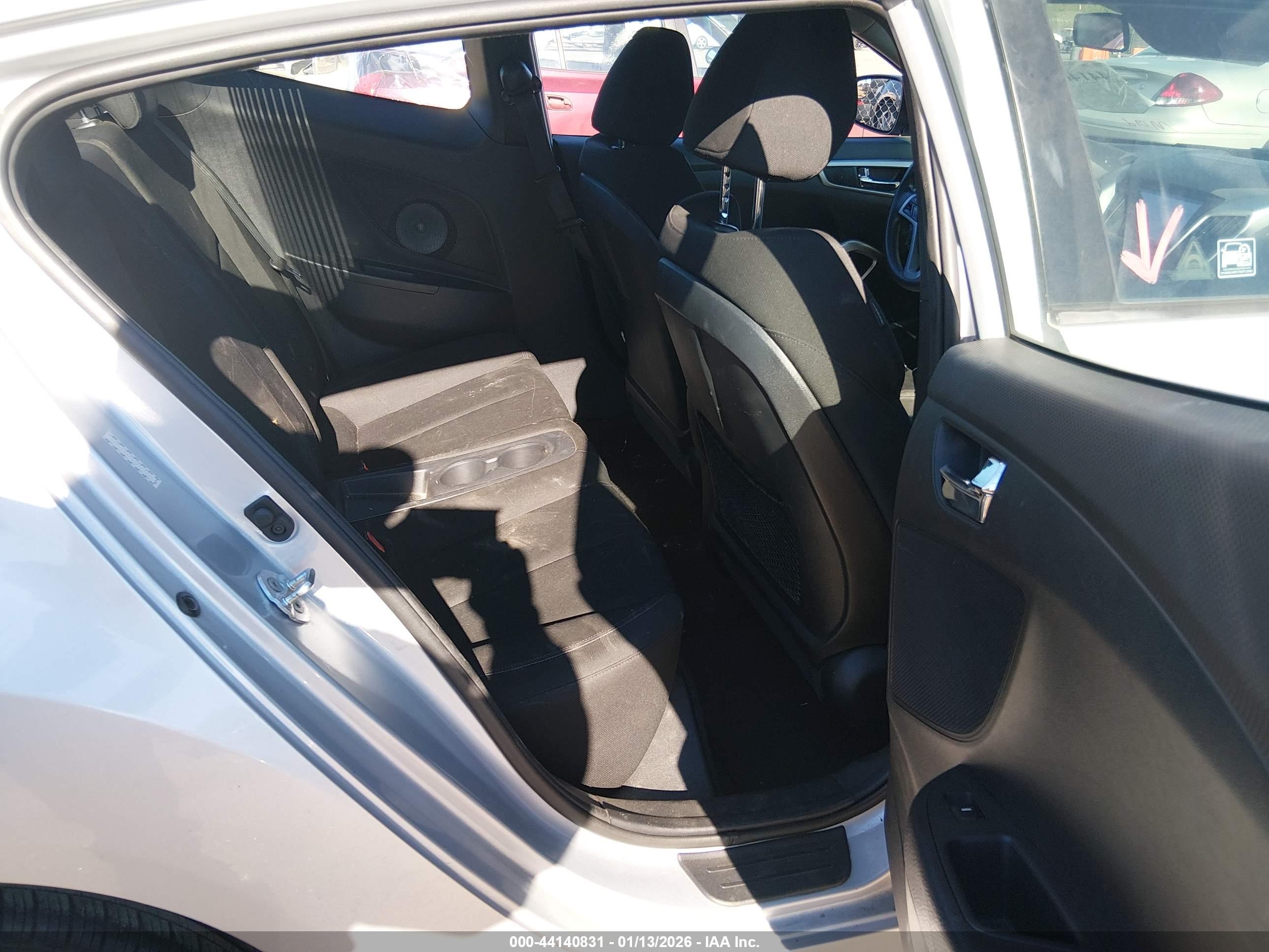 HYUNDAI VELOSTER image 8