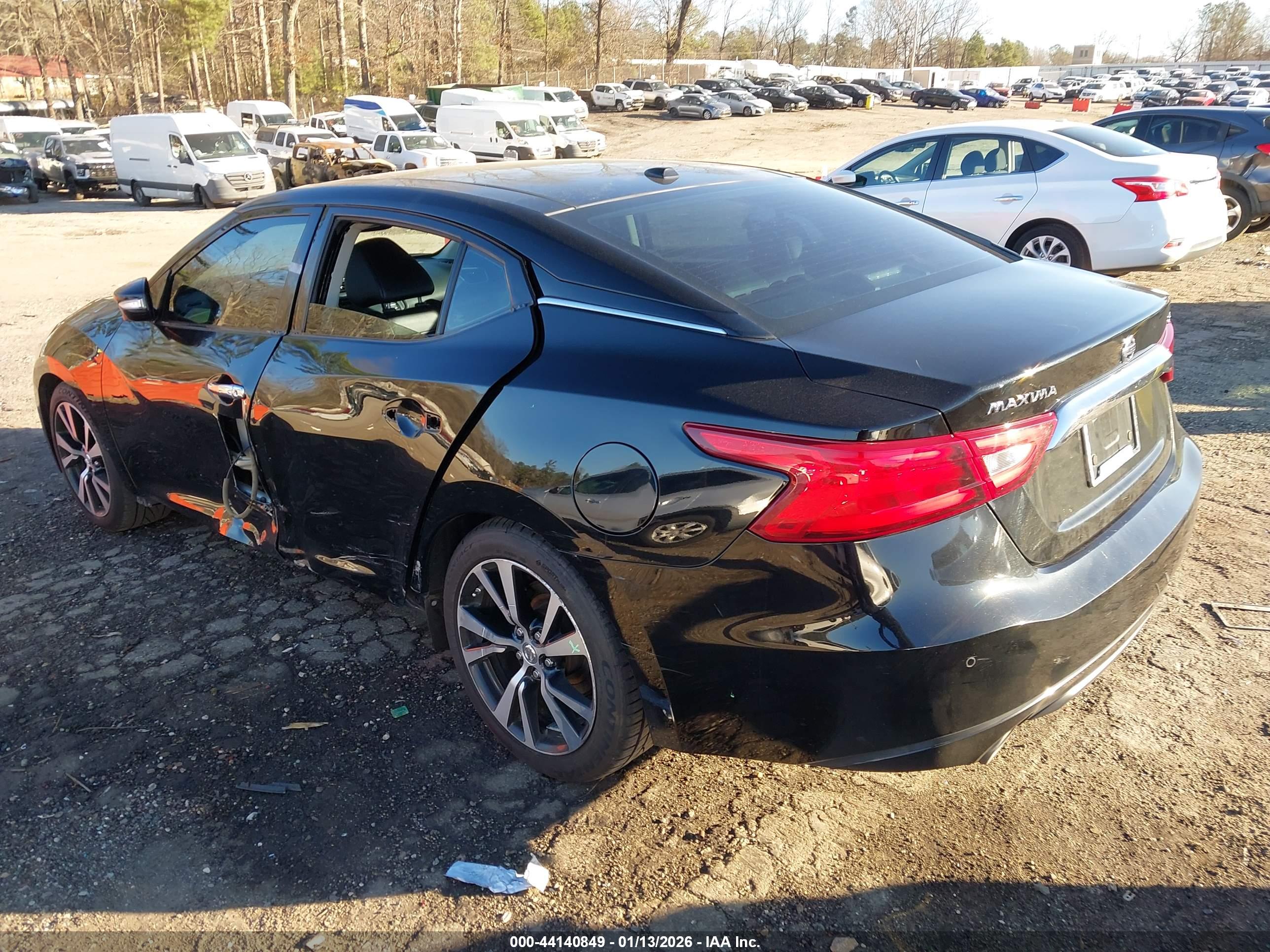 NISSAN MAXIMA image 3