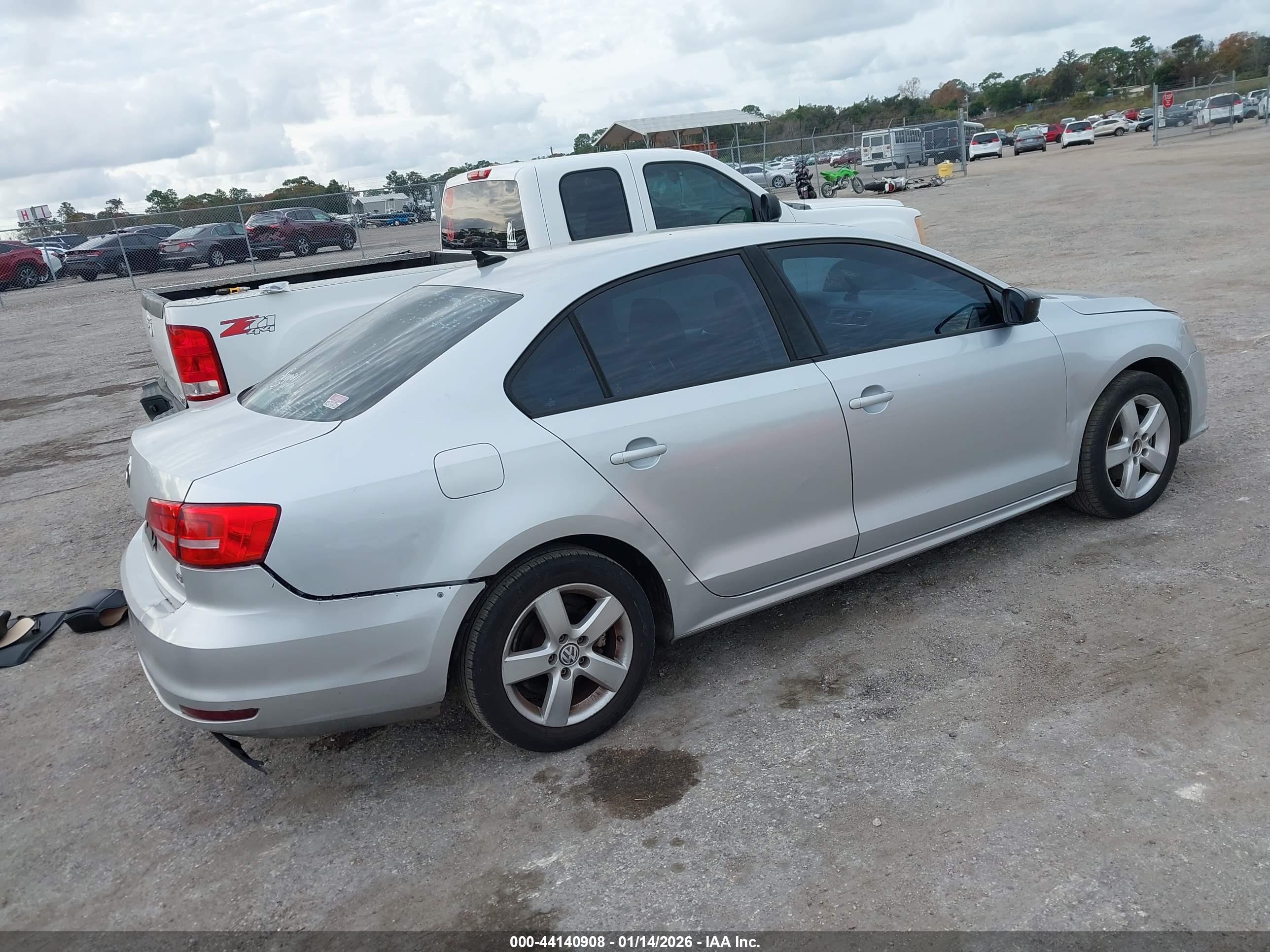 VOLKSWAGEN JETTA image 4
