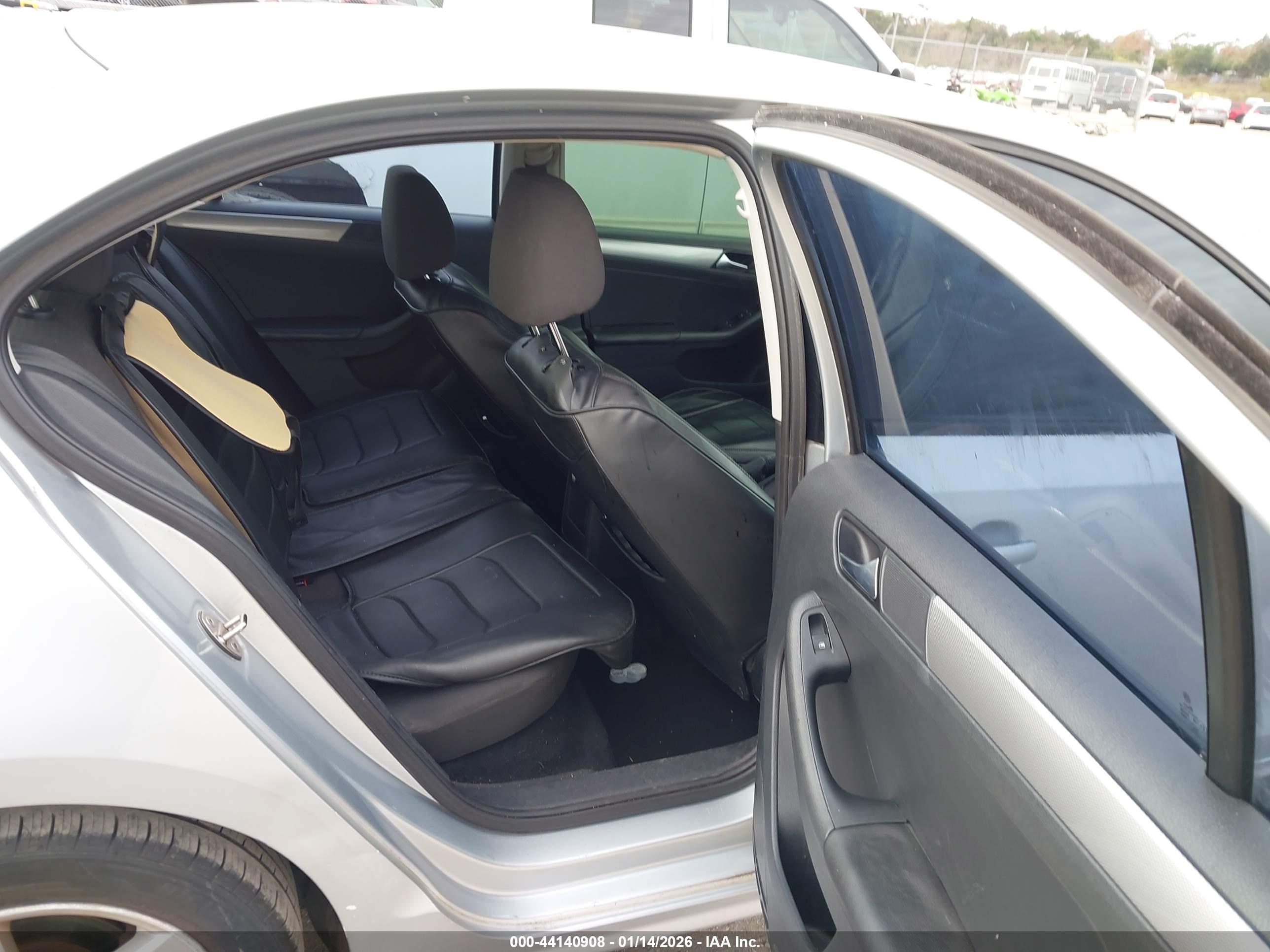 VOLKSWAGEN JETTA image 8
