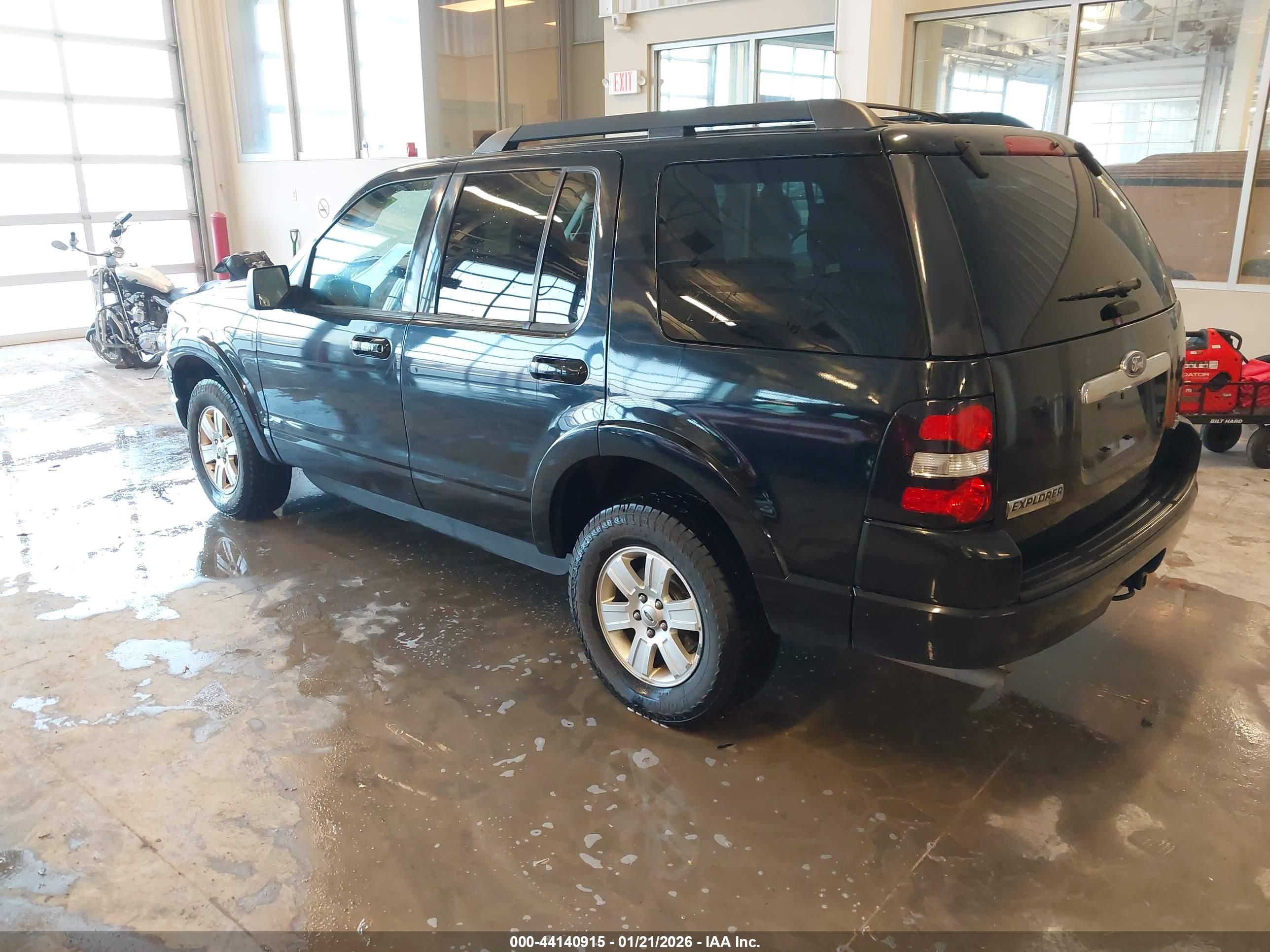 FORD EXPLORER image 3