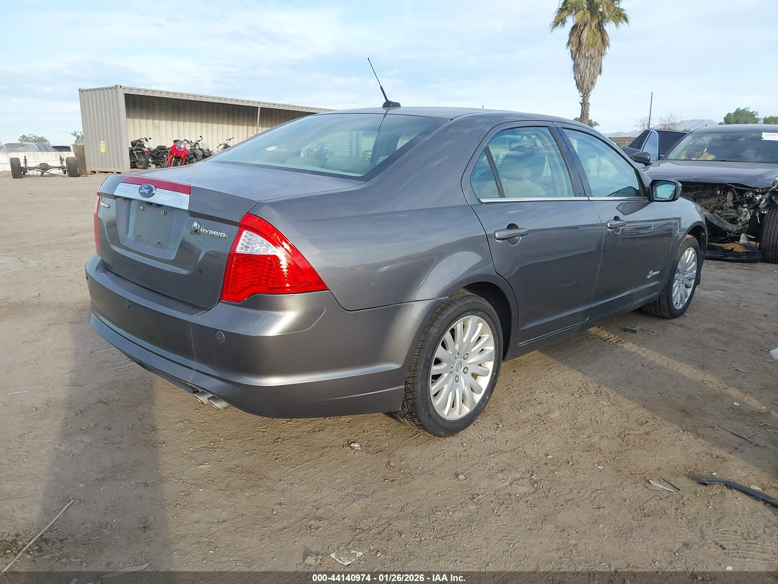FORD FUSION image 4