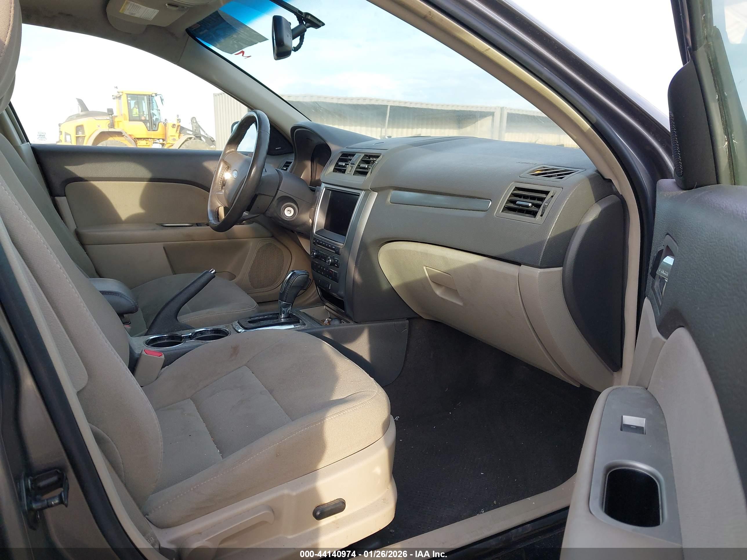 FORD FUSION image 5