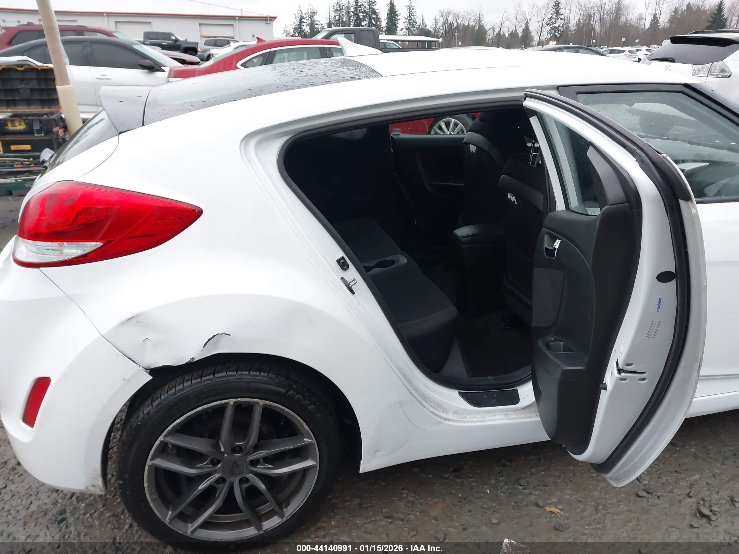 HYUNDAI VELOSTER image 8