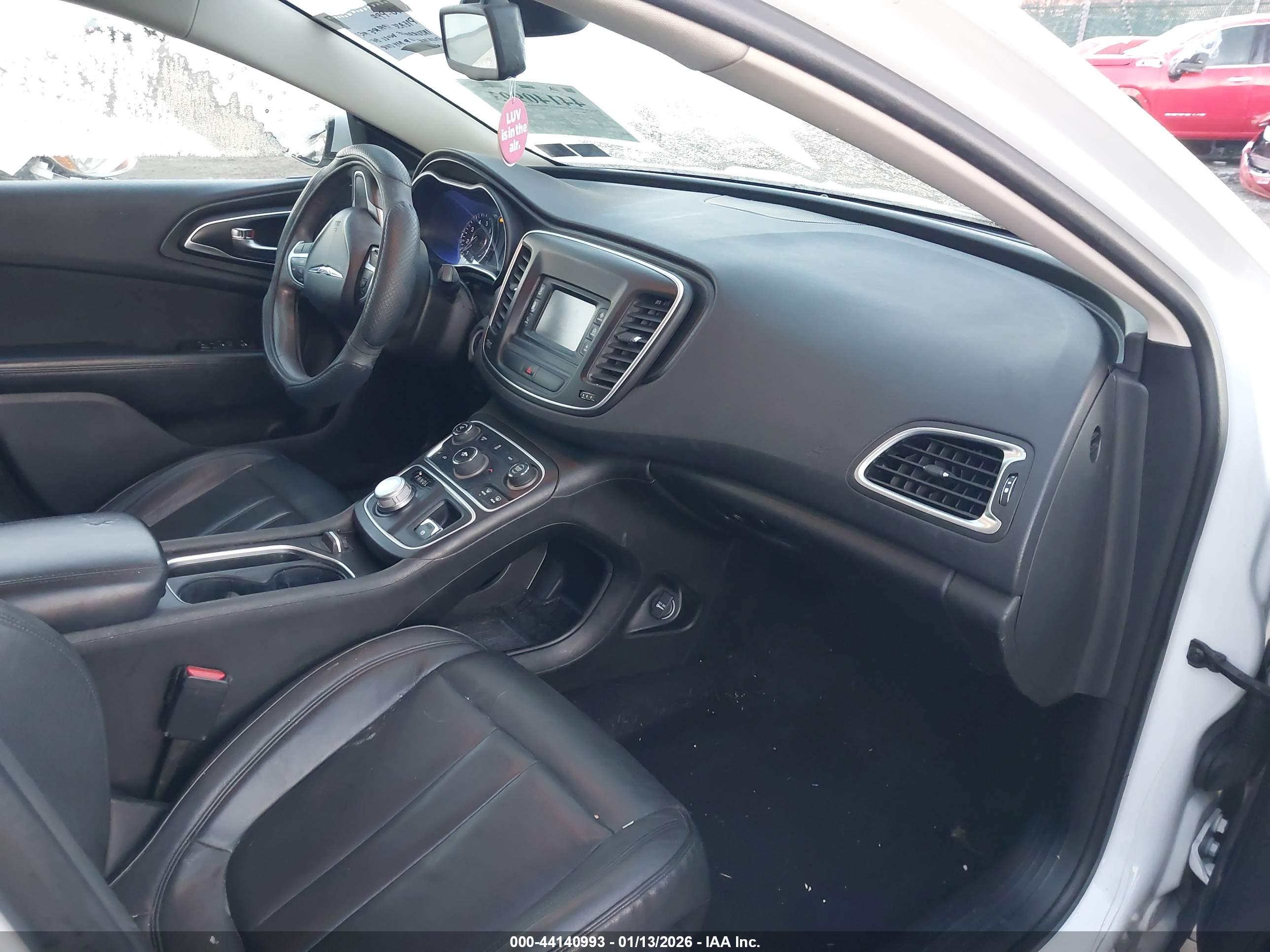 CHRYSLER 200 image 5