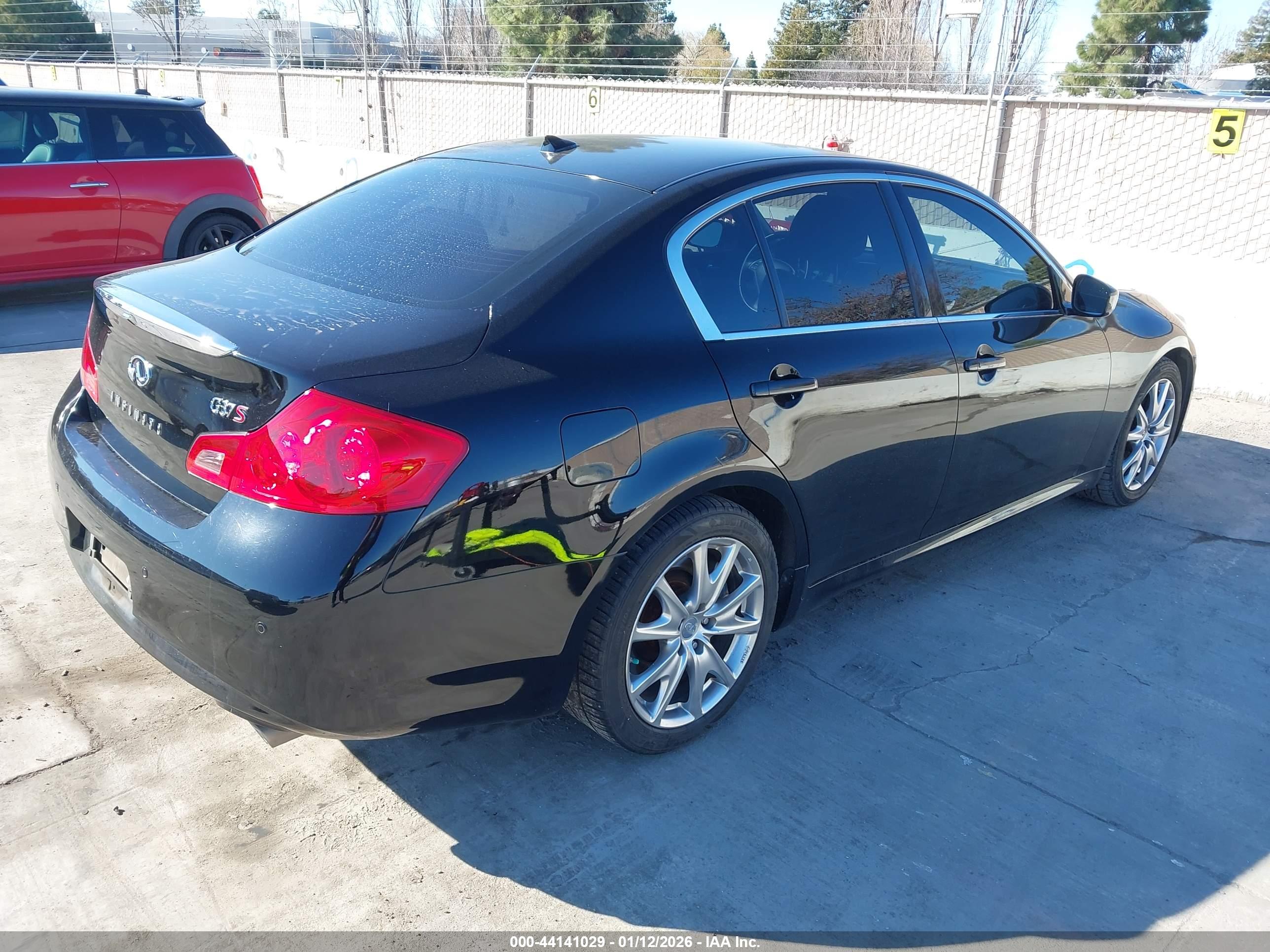 INFINITI G37 image 4
