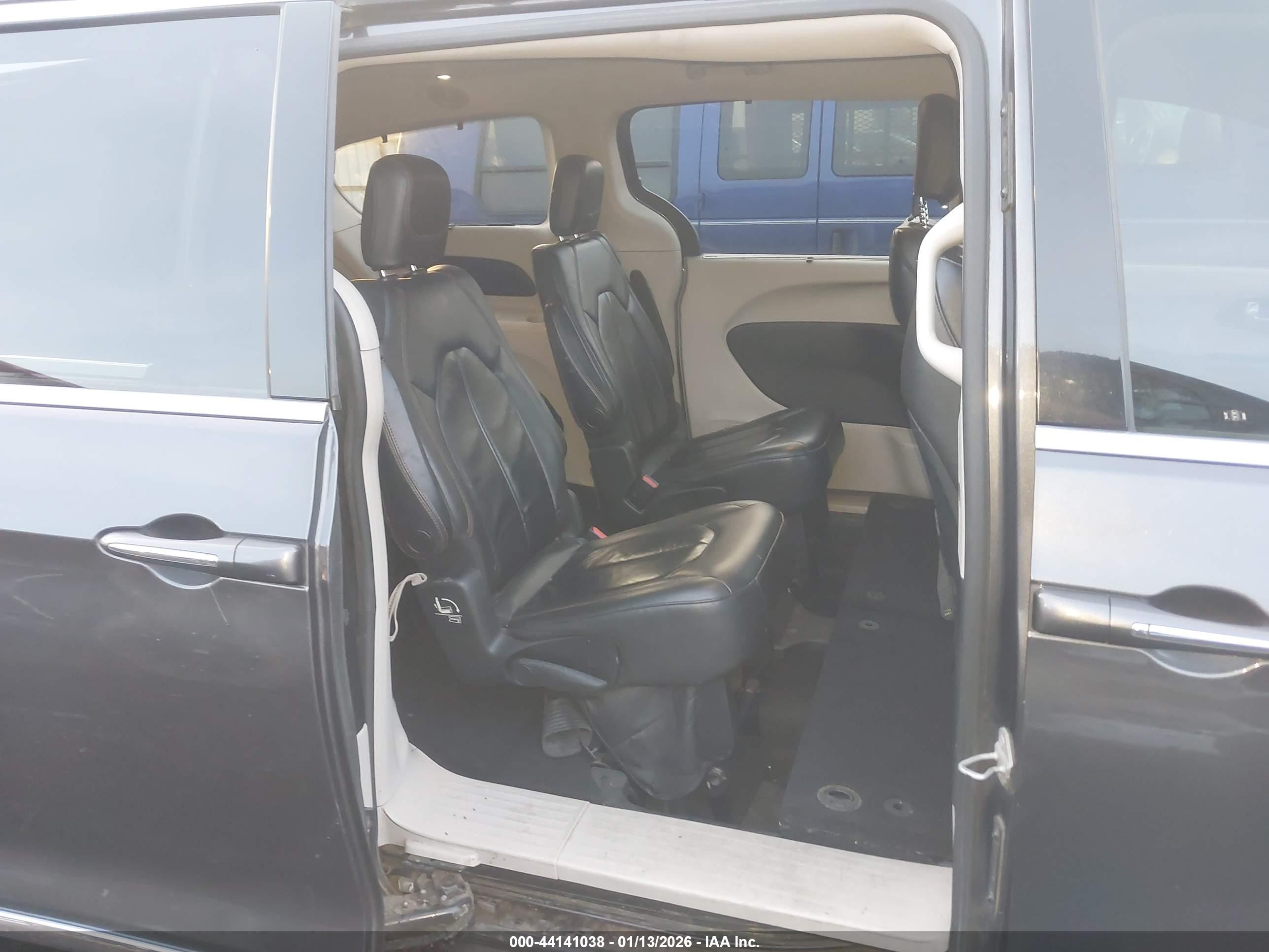CHRYSLER PACIFICA image 8