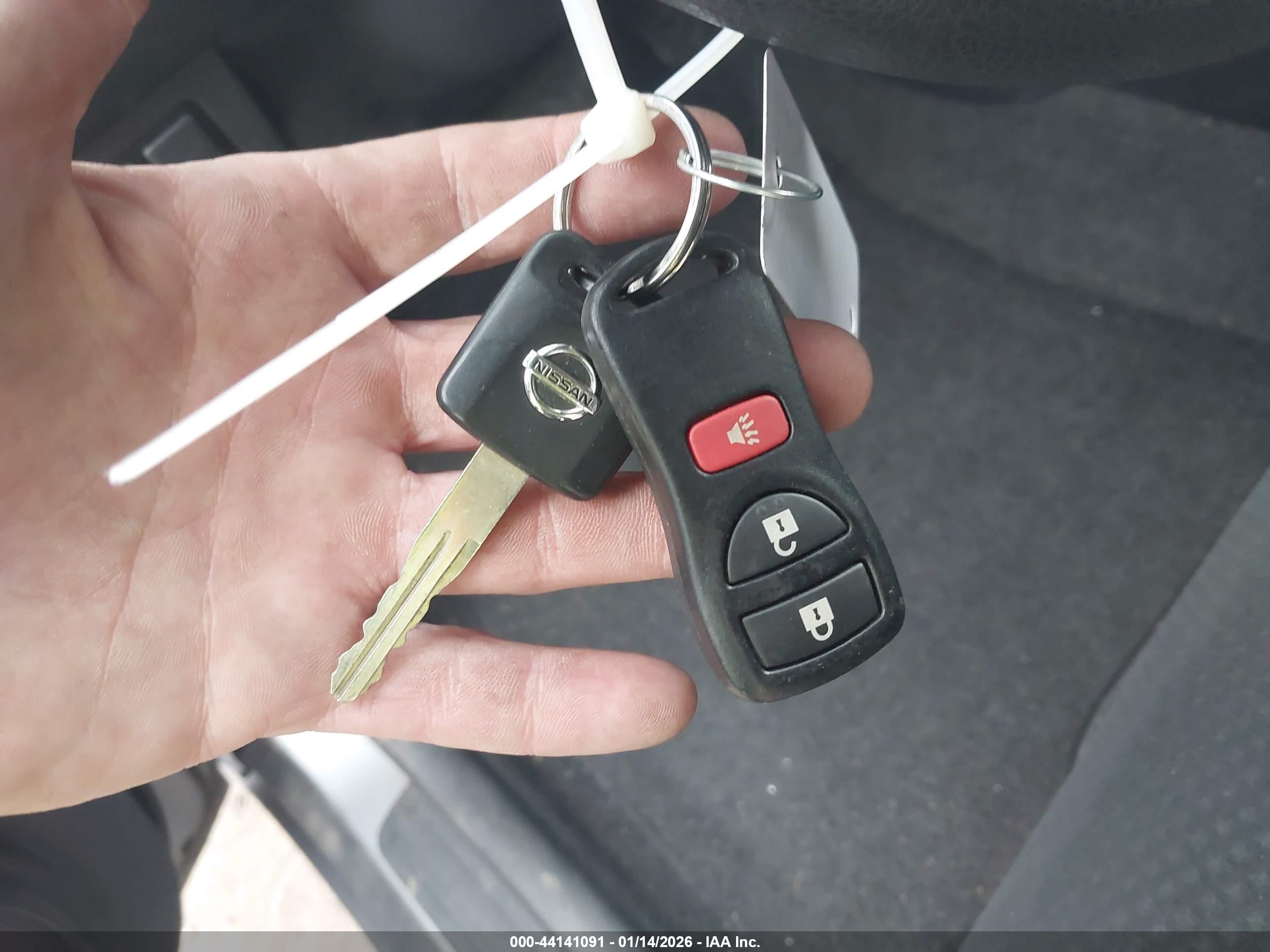 NISSAN VERSA image 11