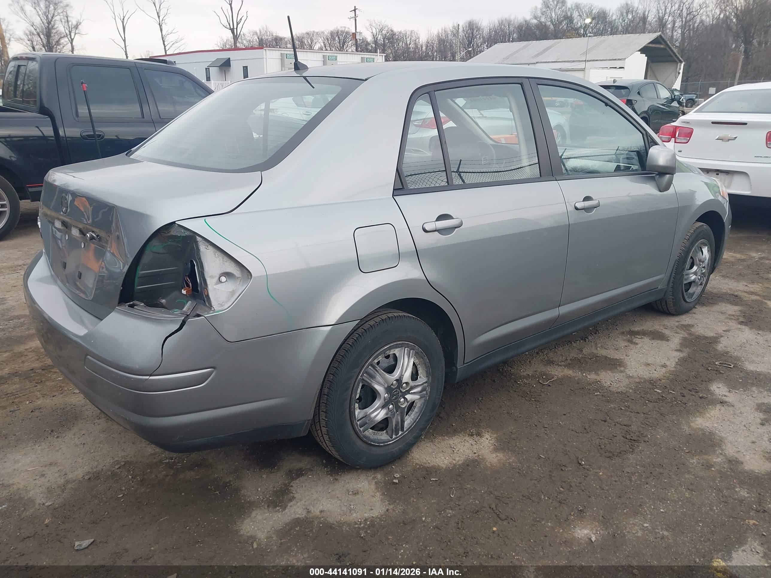 NISSAN VERSA image 4