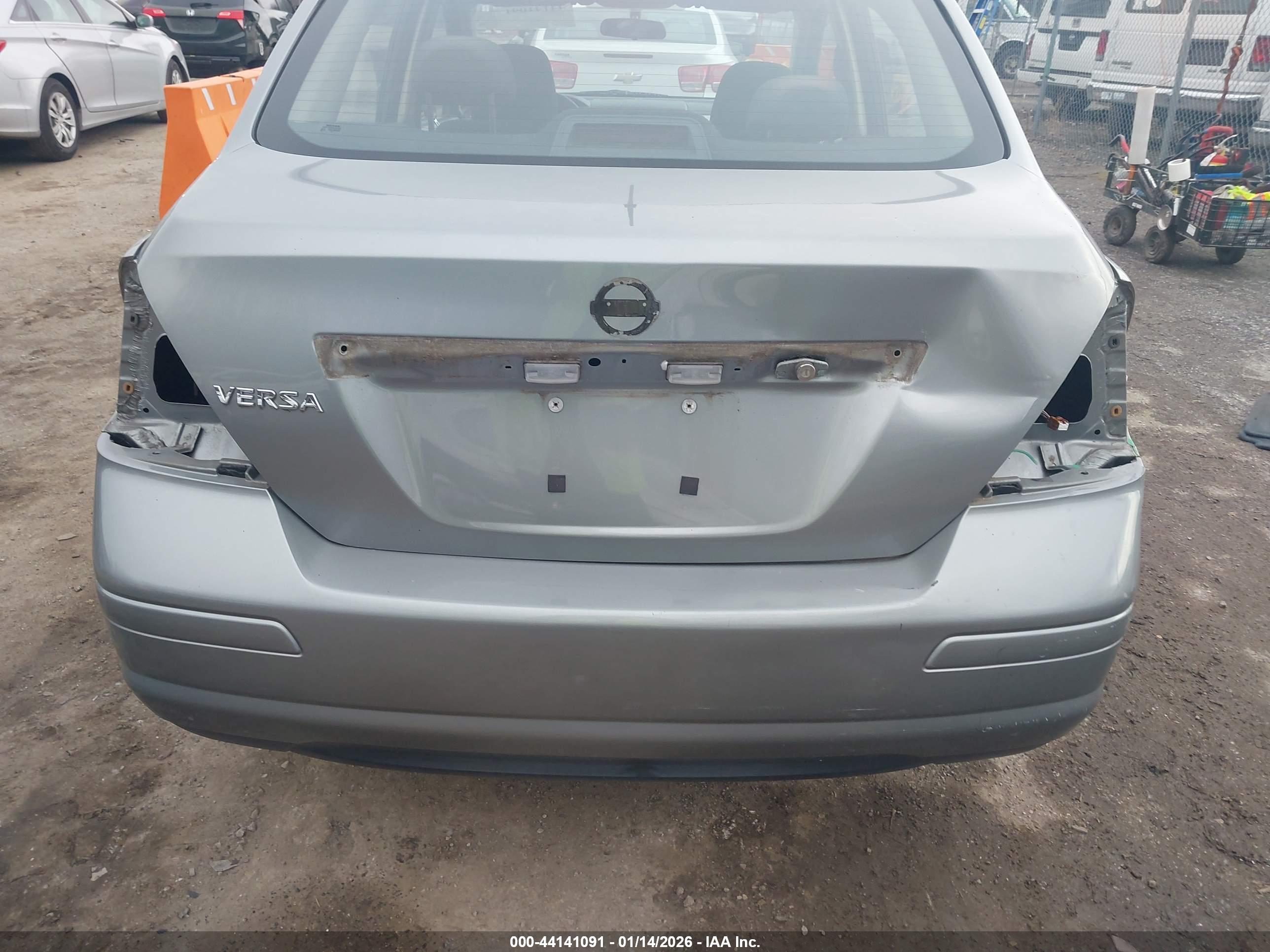 NISSAN VERSA image 6