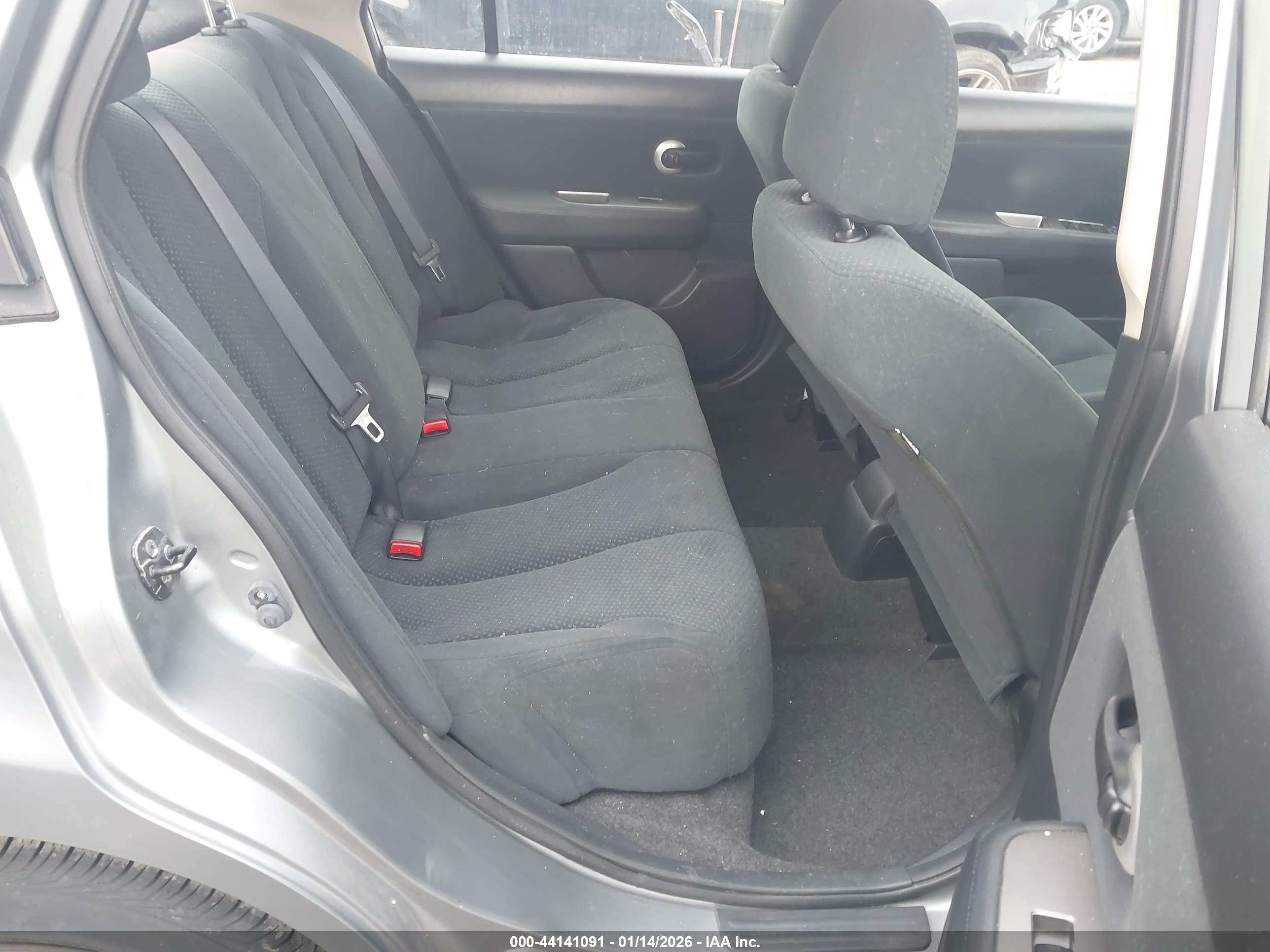 NISSAN VERSA image 8