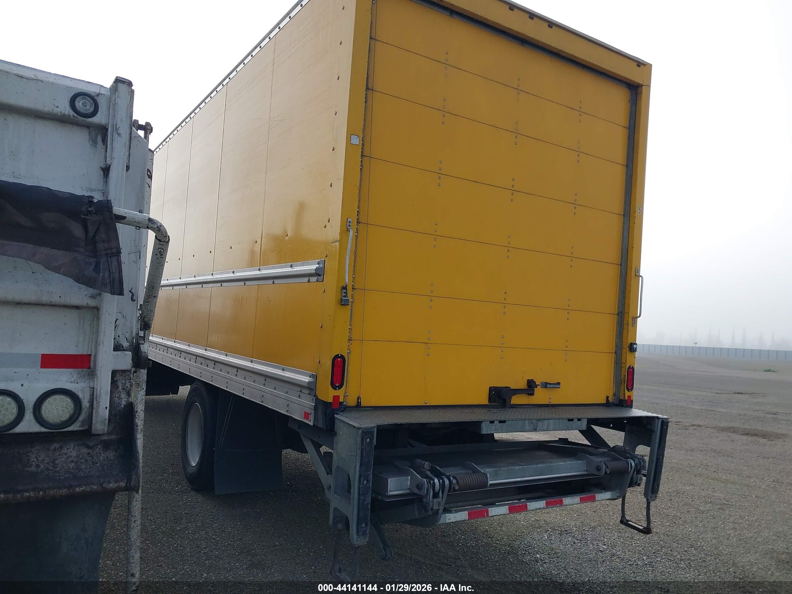 FREIGHTLINER M2 image 3