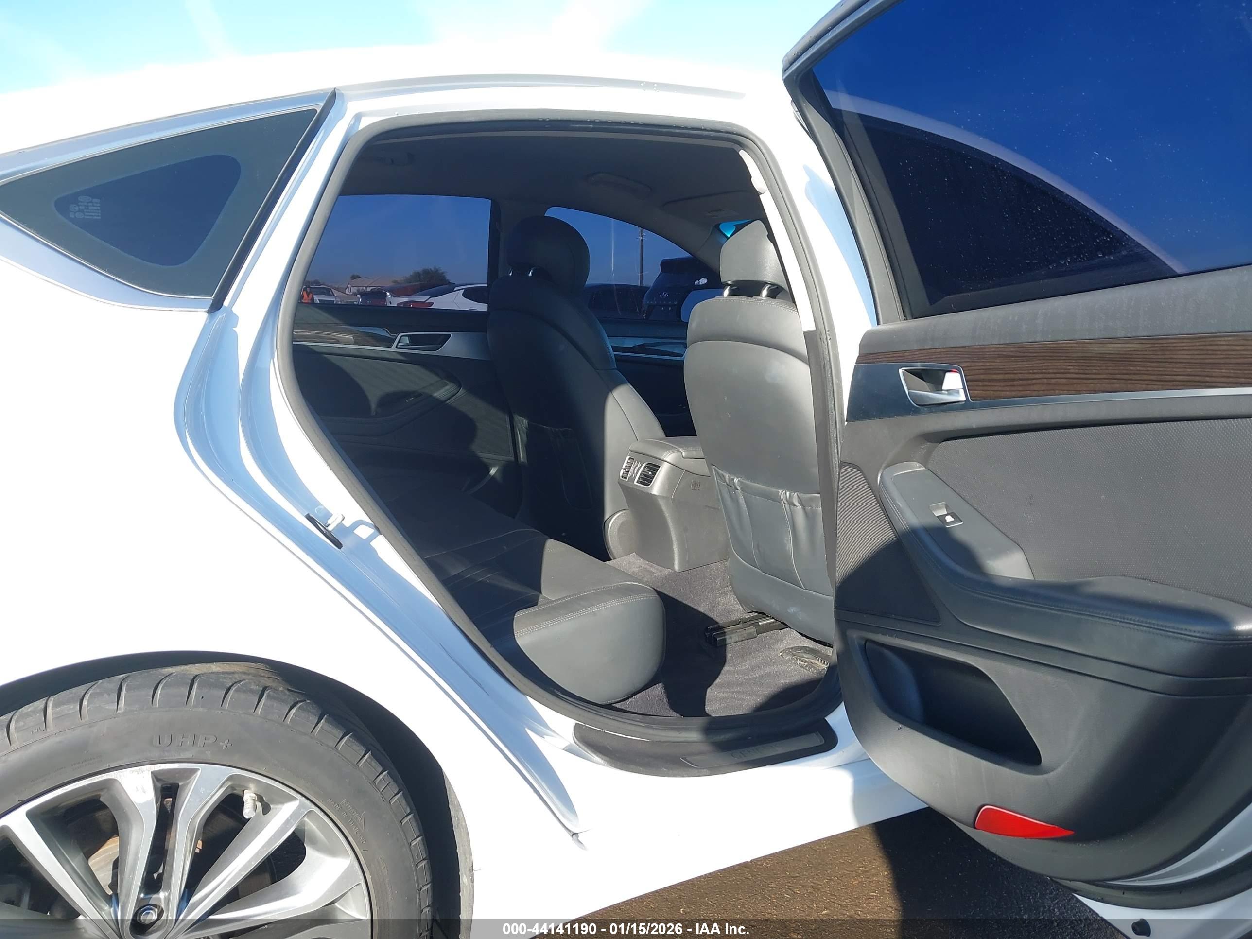 HYUNDAI GENESIS image 8