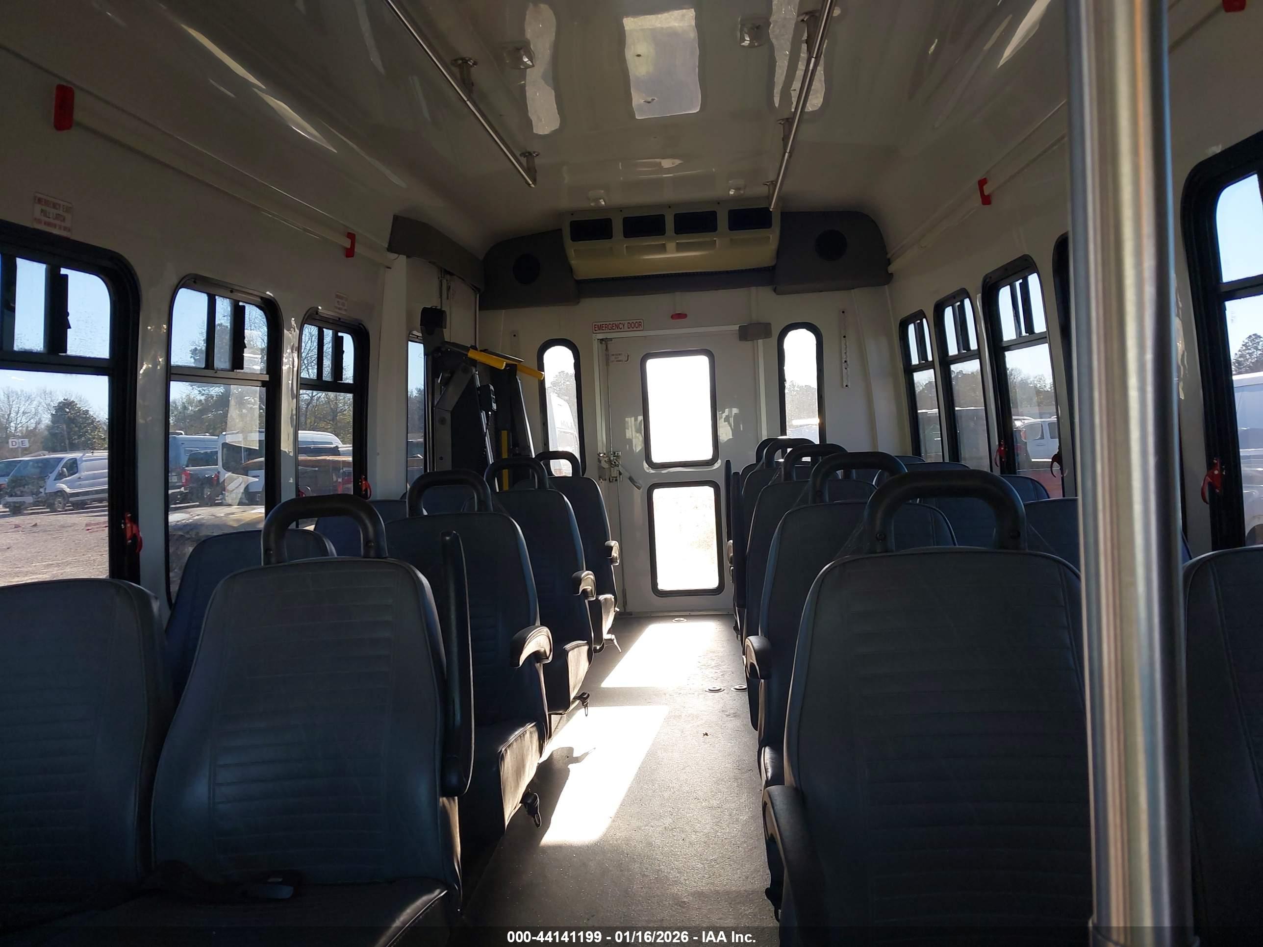 FORD E-450 image 7