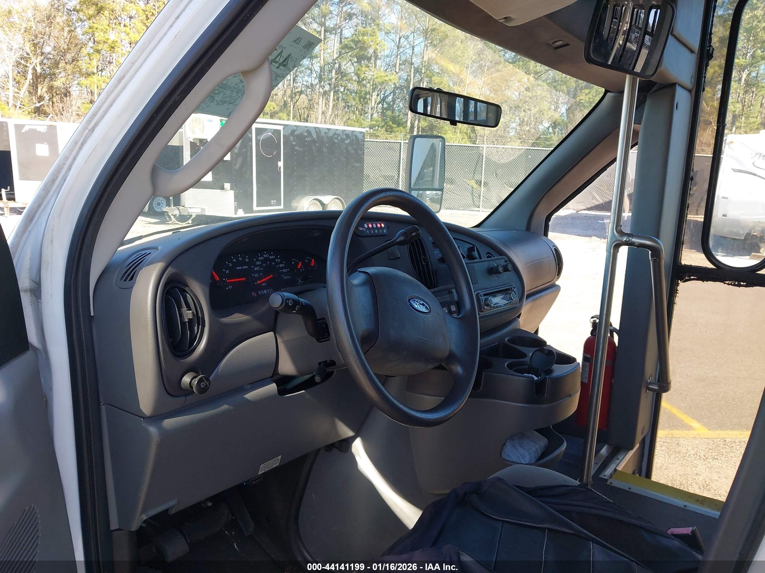 FORD E-450 image 8