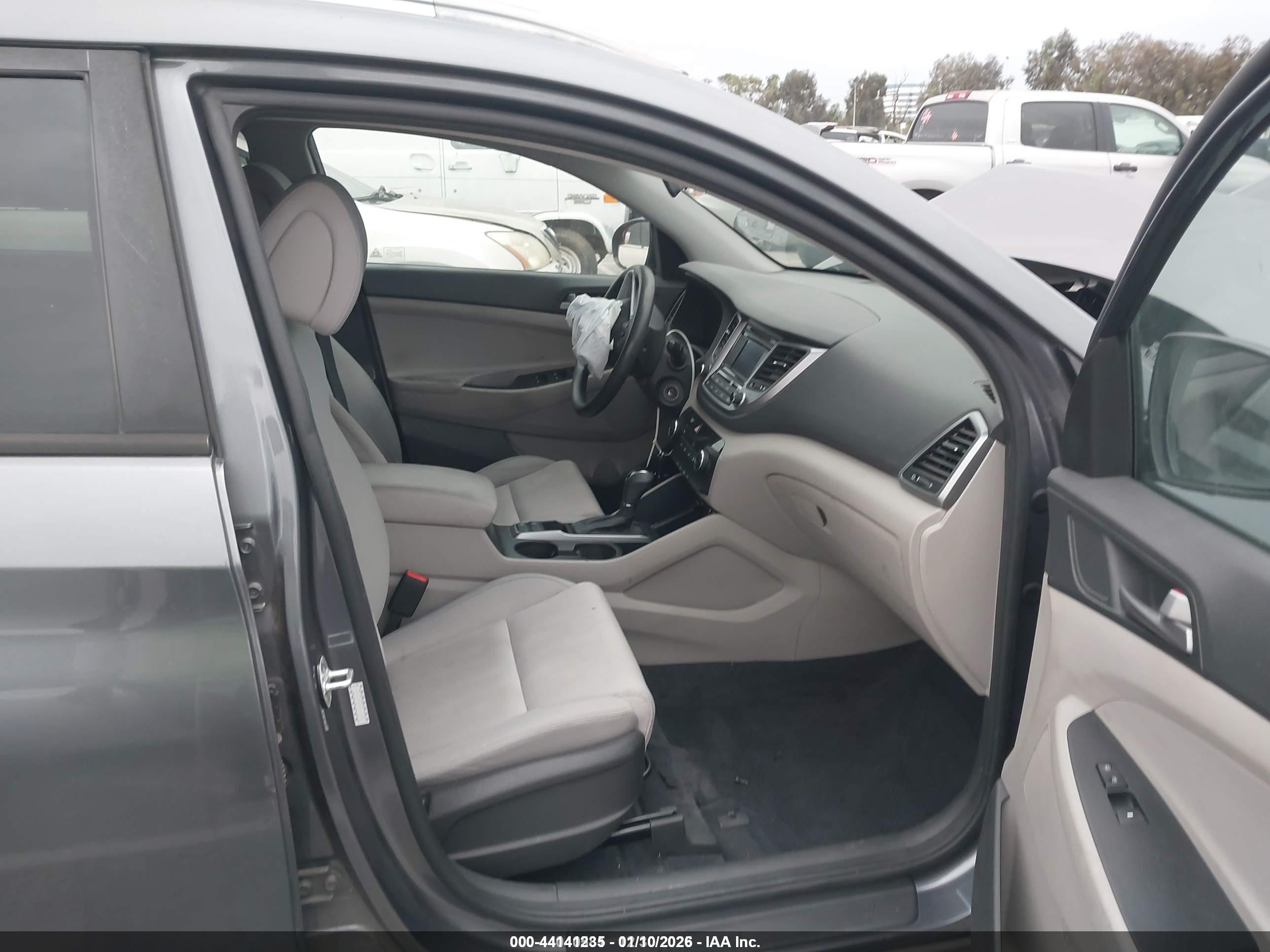 HYUNDAI TUCSON image 5