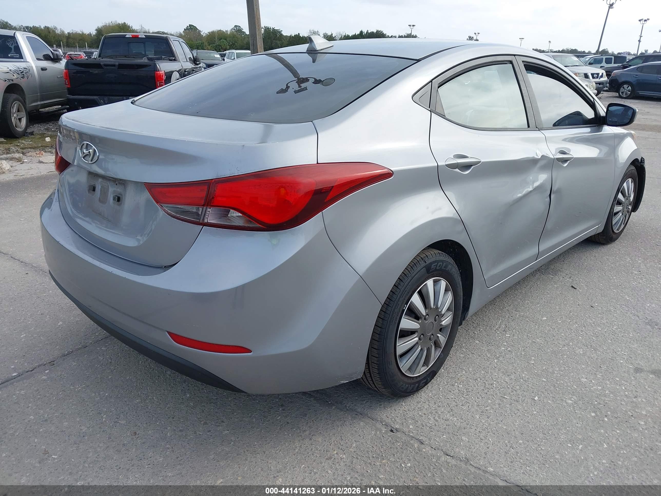 HYUNDAI ELANTRA image 4