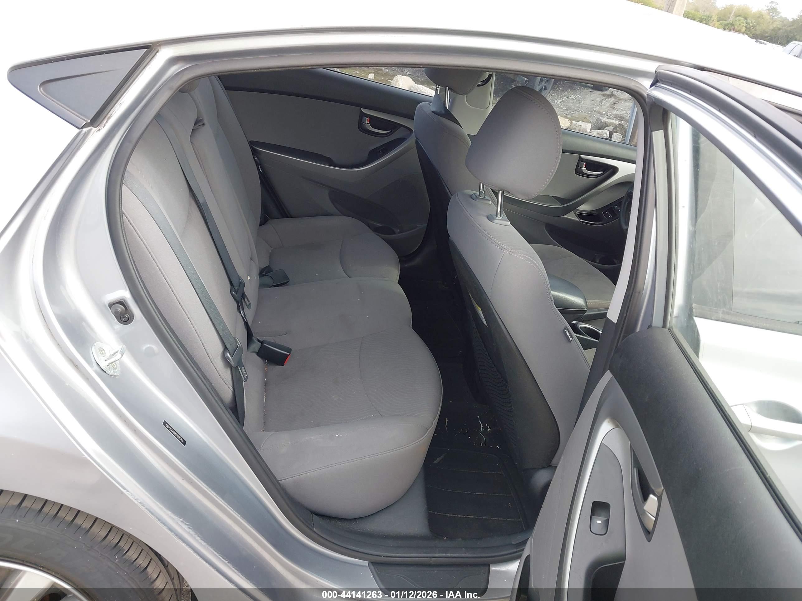 HYUNDAI ELANTRA image 8