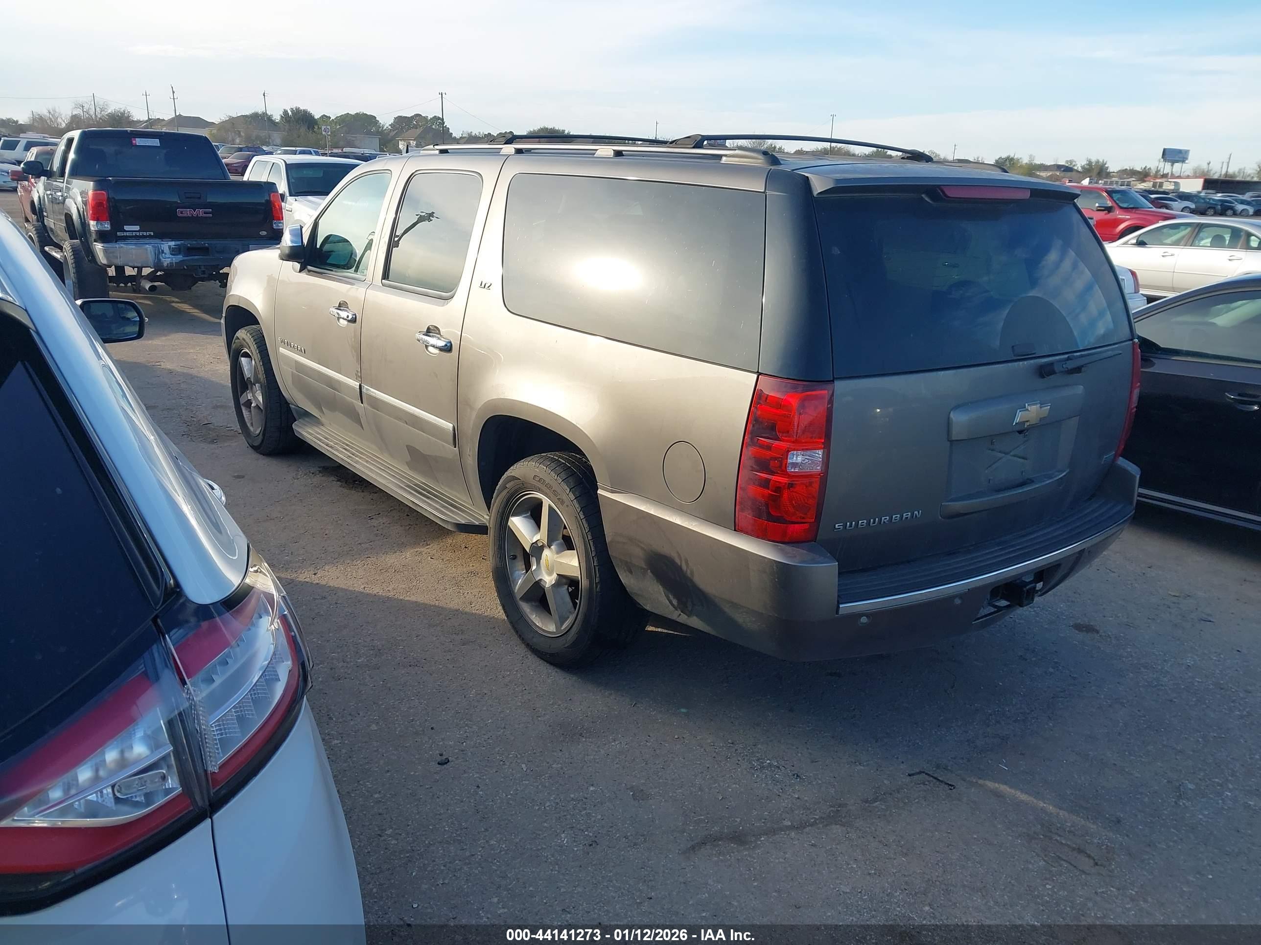 CHEVROLET SUBURBAN image 3