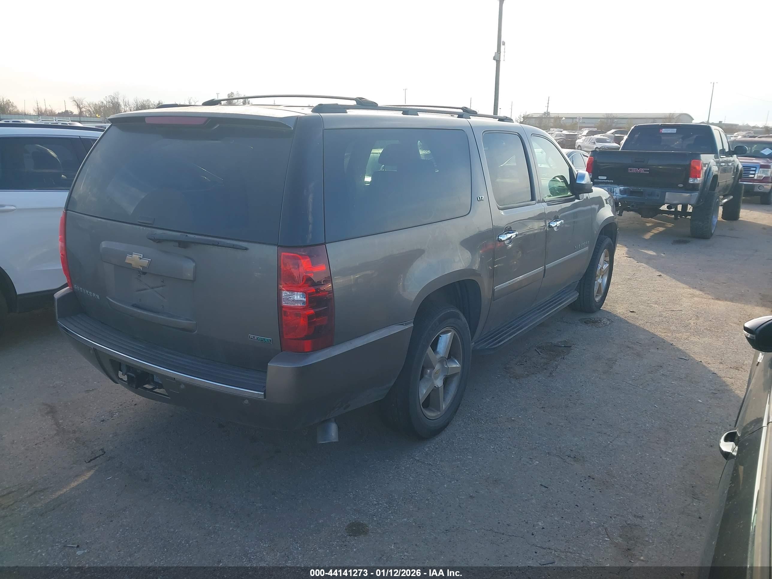 CHEVROLET SUBURBAN image 4
