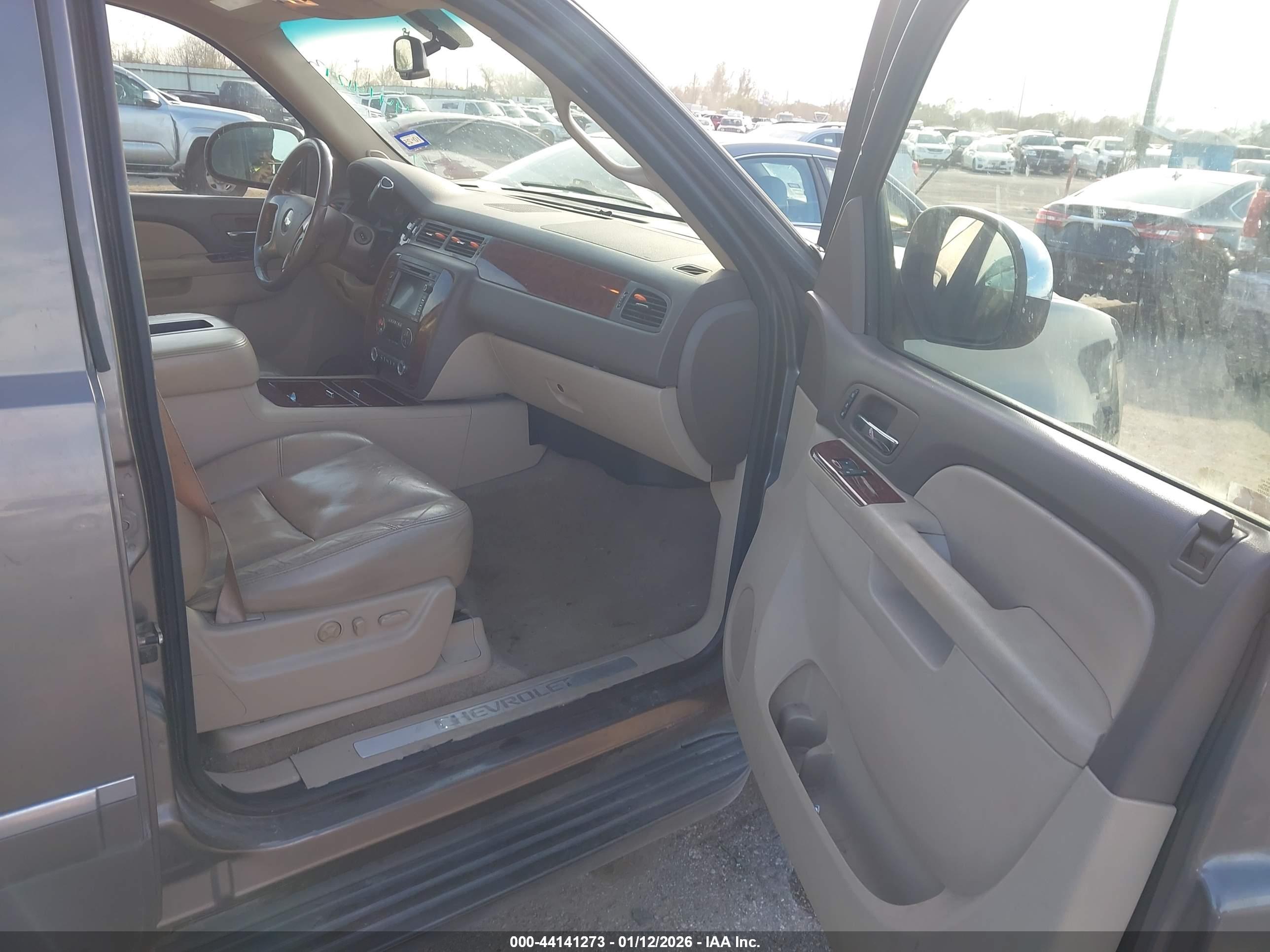 CHEVROLET SUBURBAN image 5
