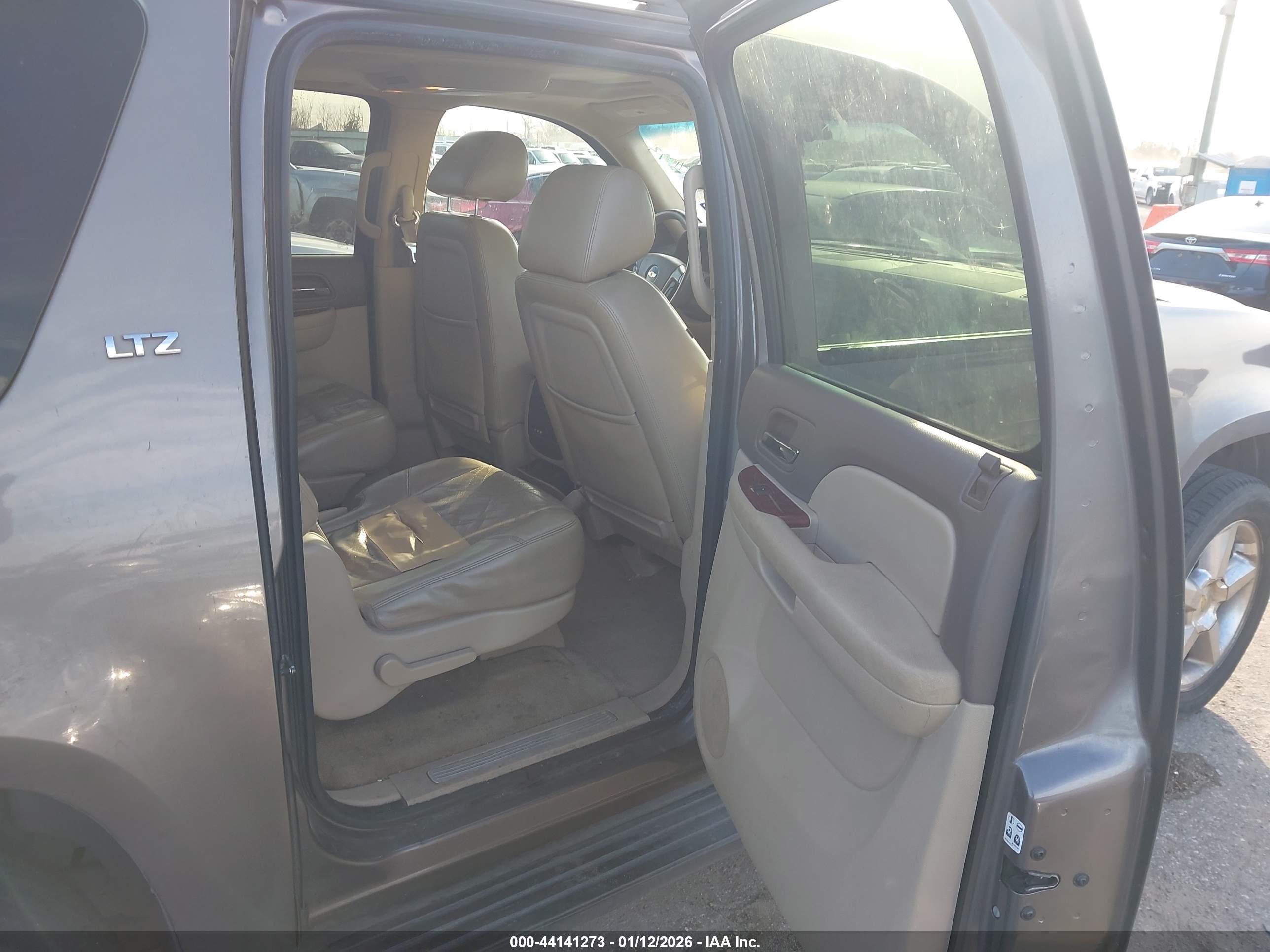 CHEVROLET SUBURBAN image 8