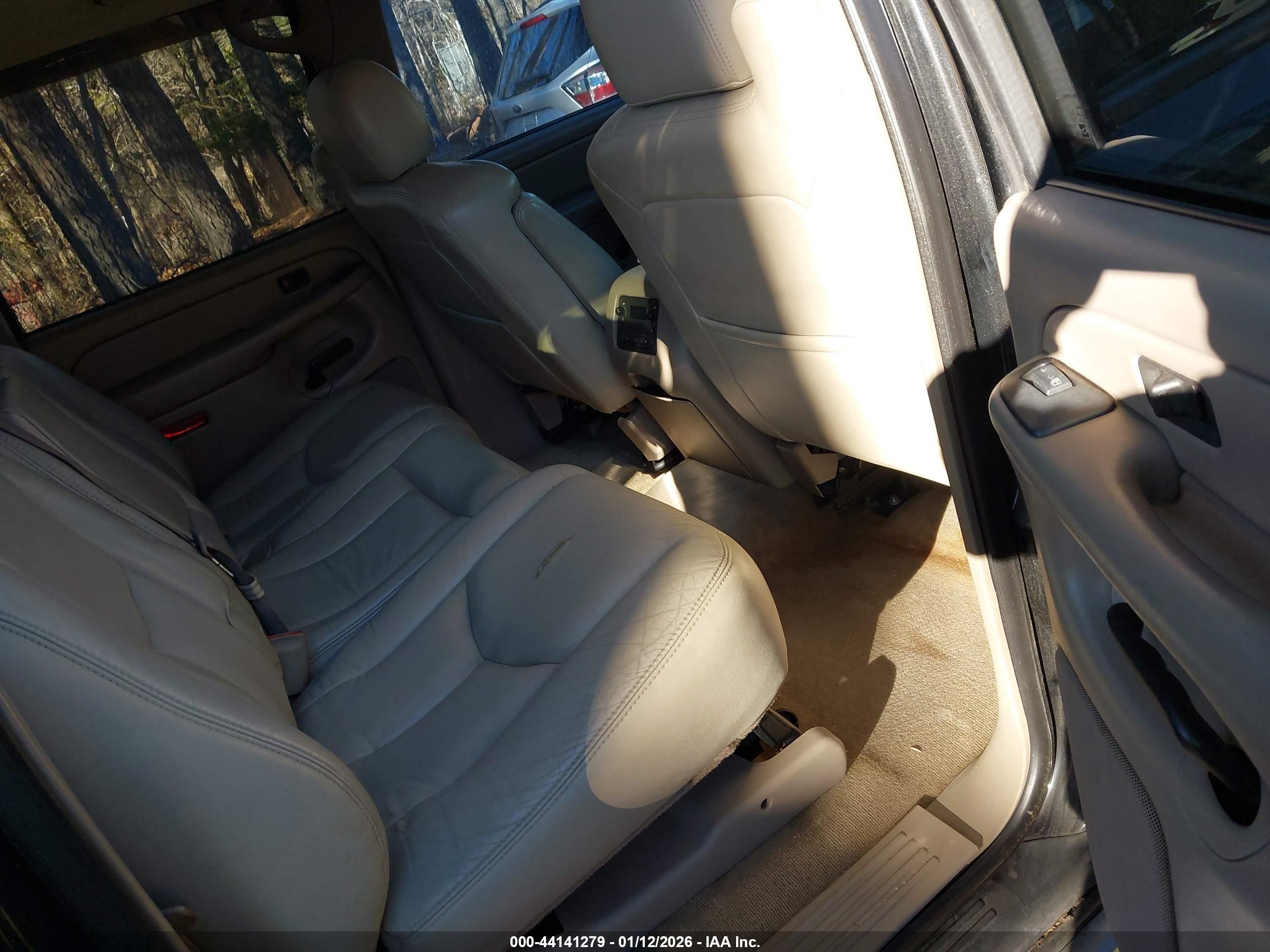 CHEVROLET SUBURBAN image 8