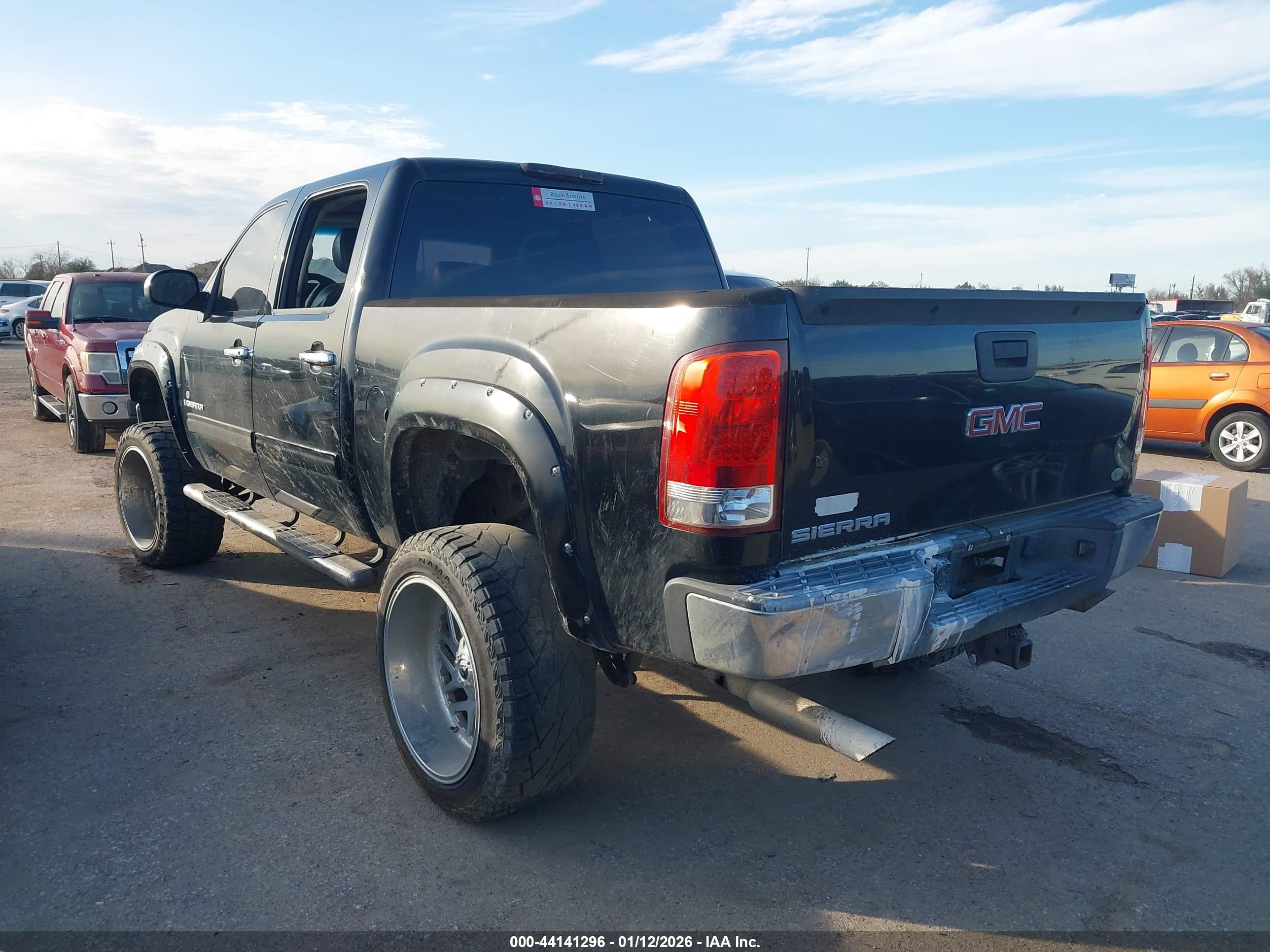 GMC SIERRA image 3