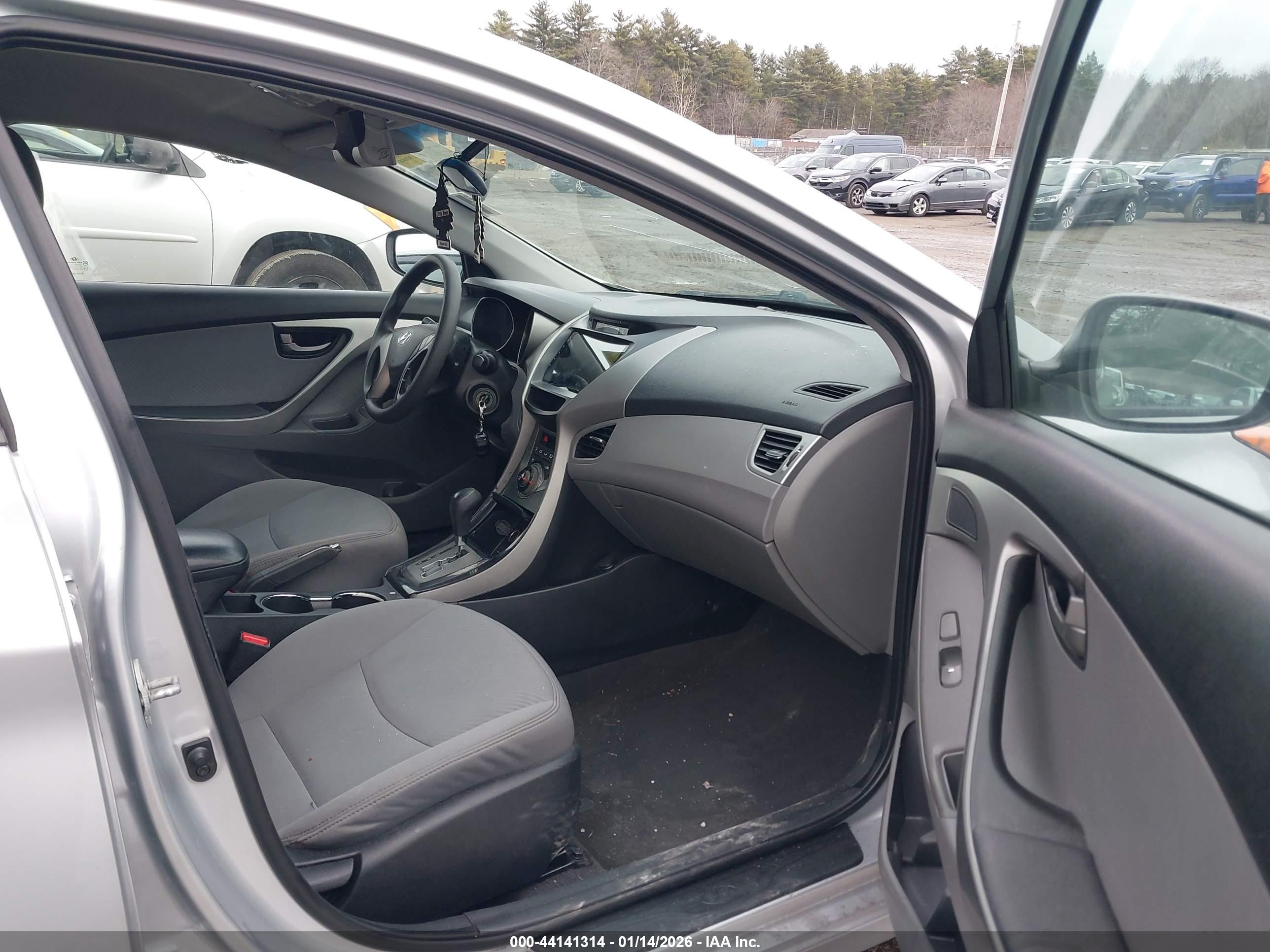HYUNDAI ELANTRA image 5