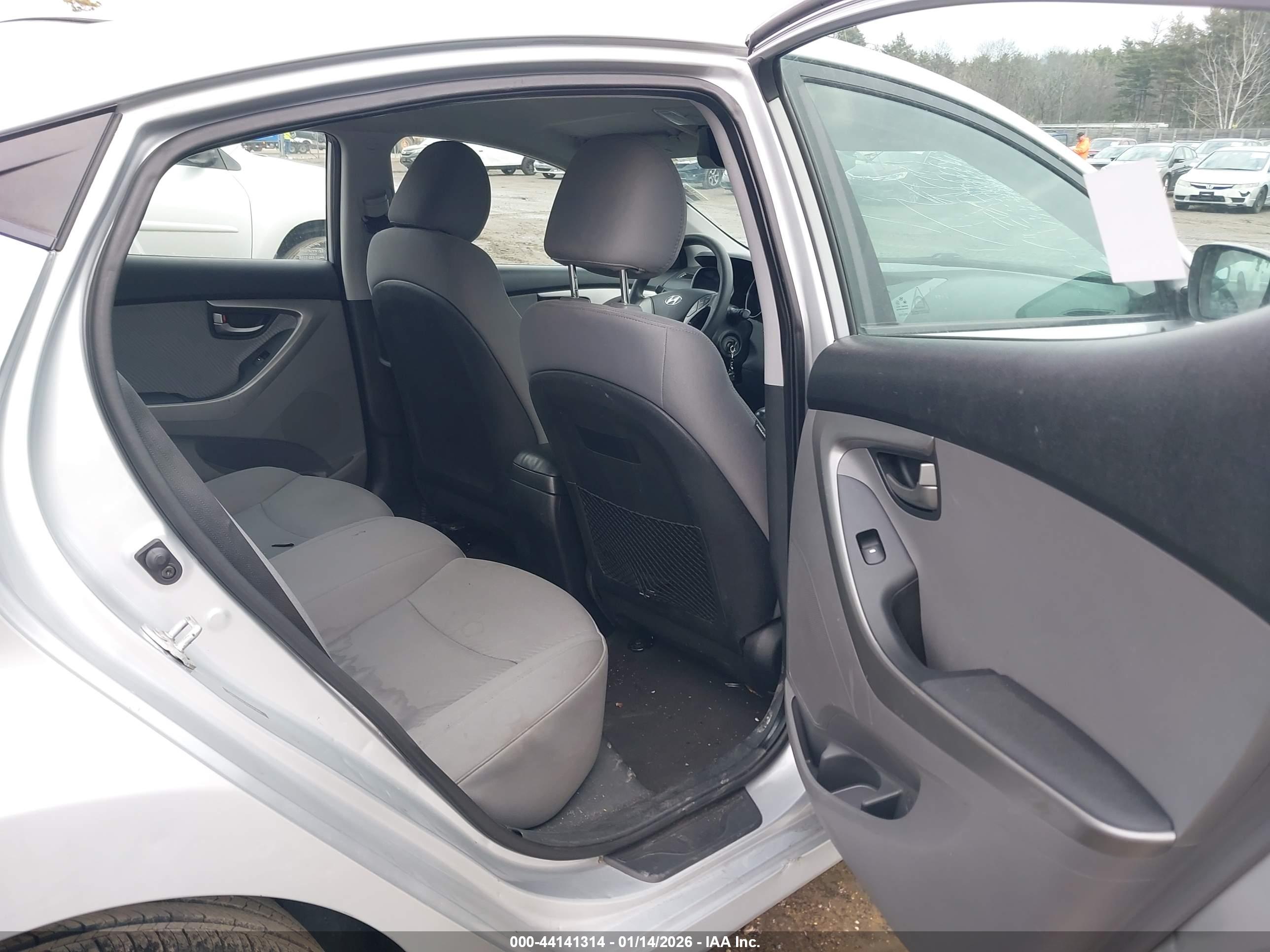 HYUNDAI ELANTRA image 8