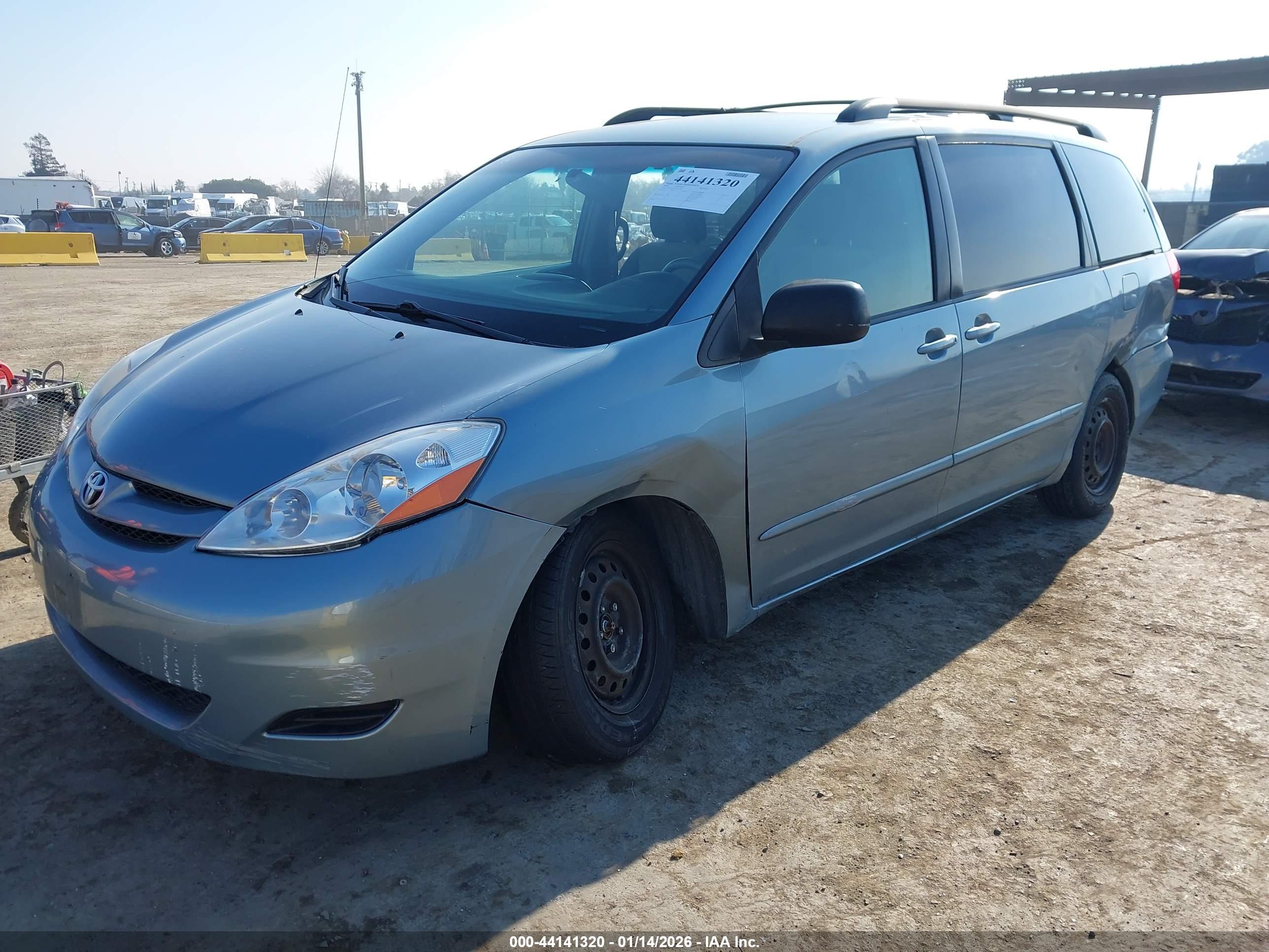 TOYOTA SIENNA image 2