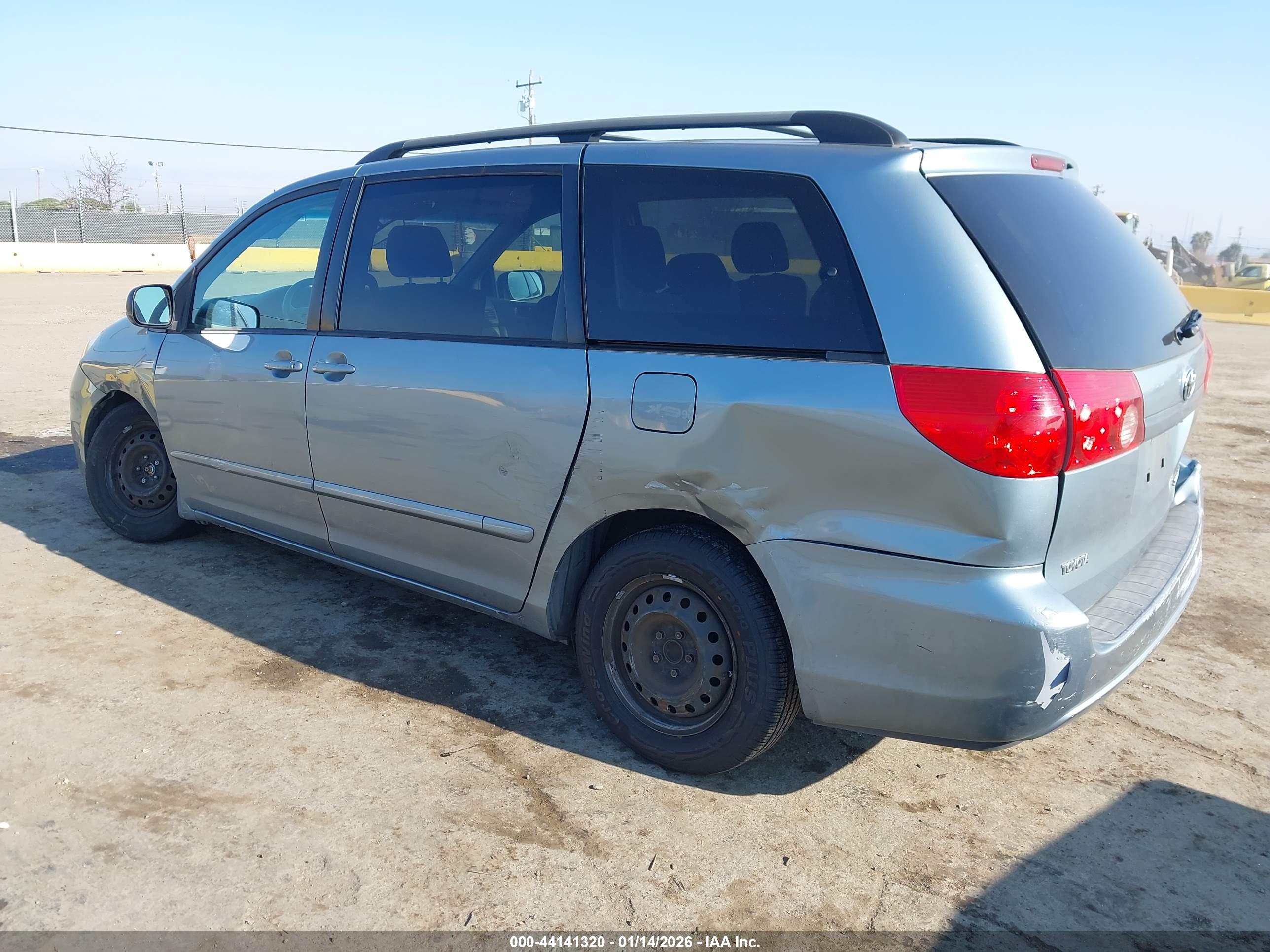 TOYOTA SIENNA image 3
