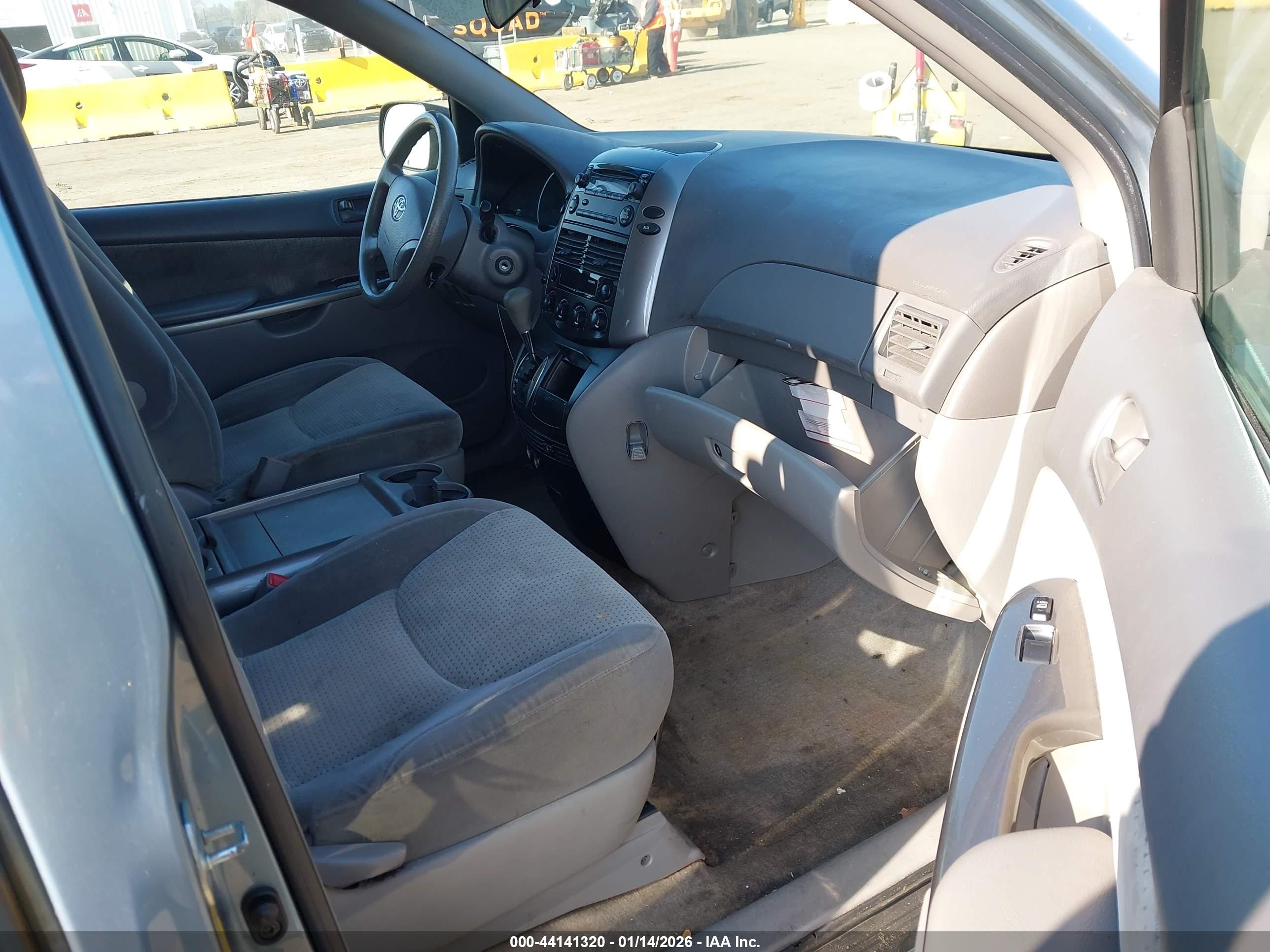 TOYOTA SIENNA image 5