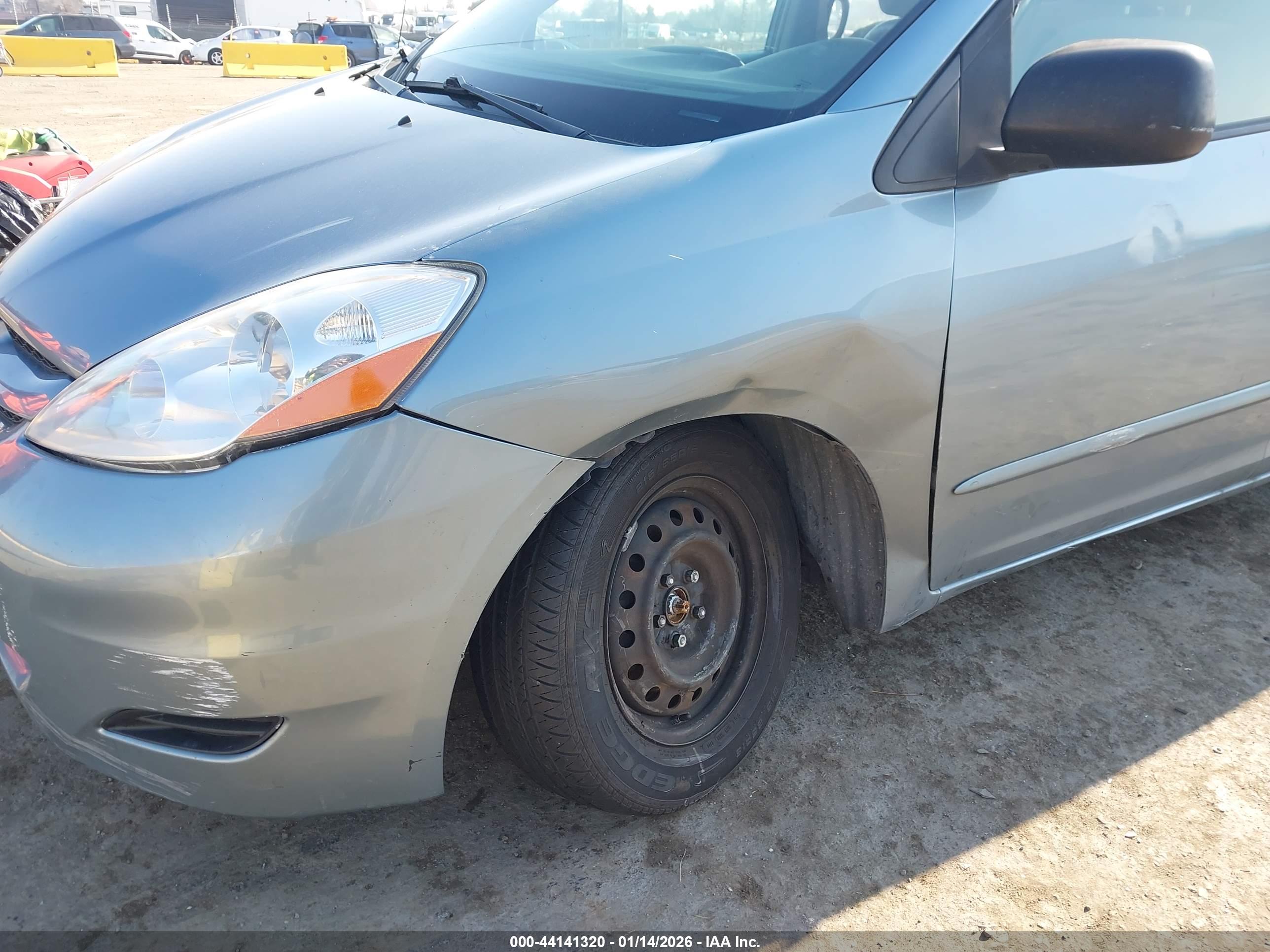 TOYOTA SIENNA image 6