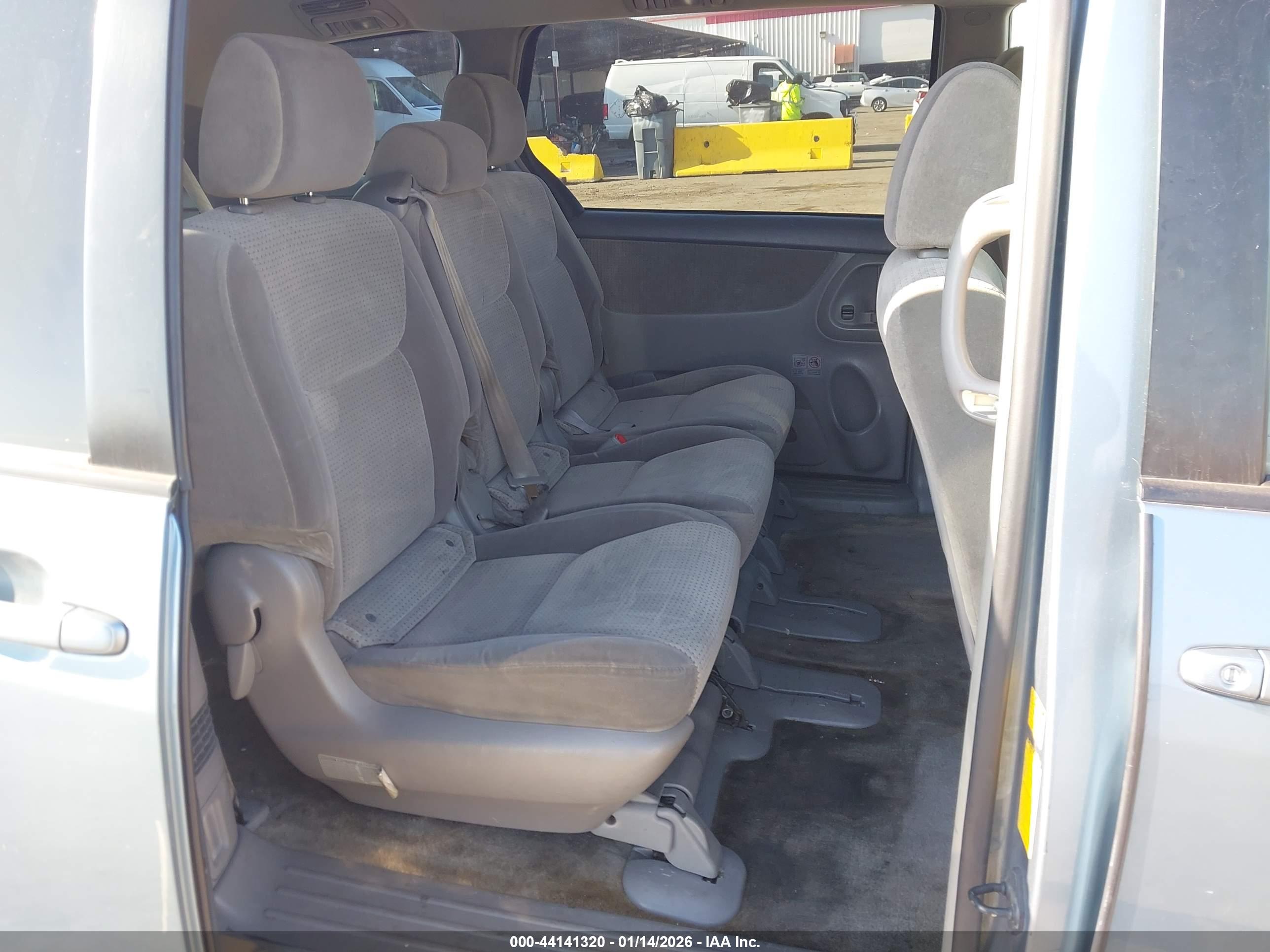 TOYOTA SIENNA image 8