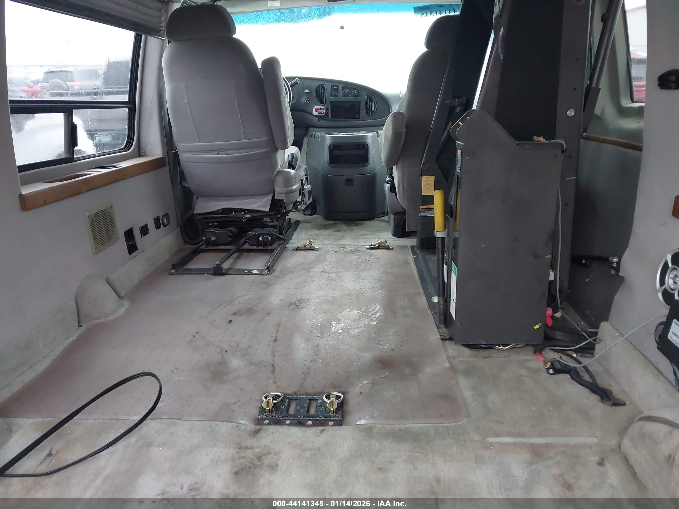 FORD E-250 image 8
