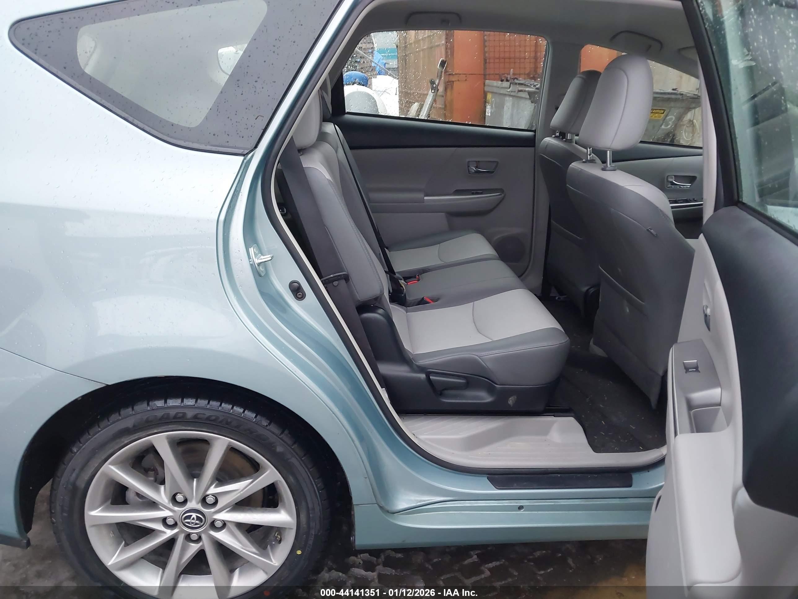 TOYOTA PRIUS image 8