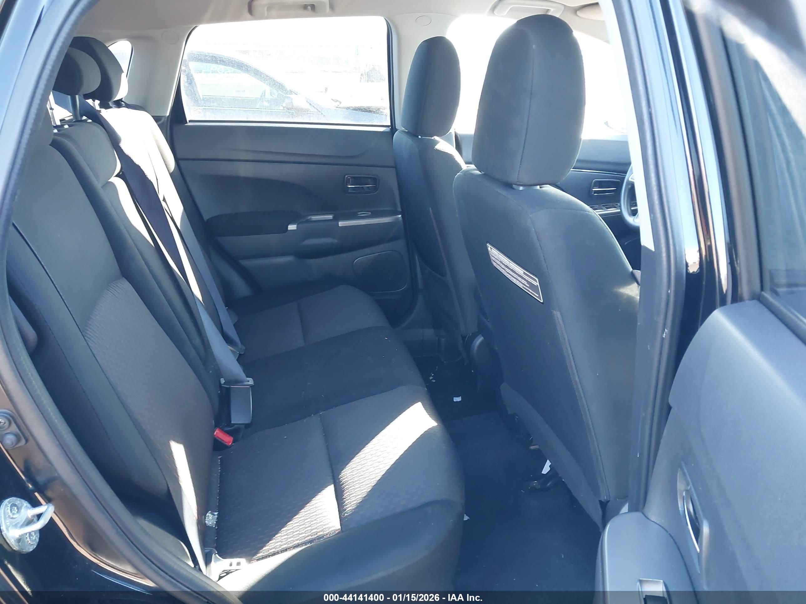 MITSUBISHI OUTLANDER image 8