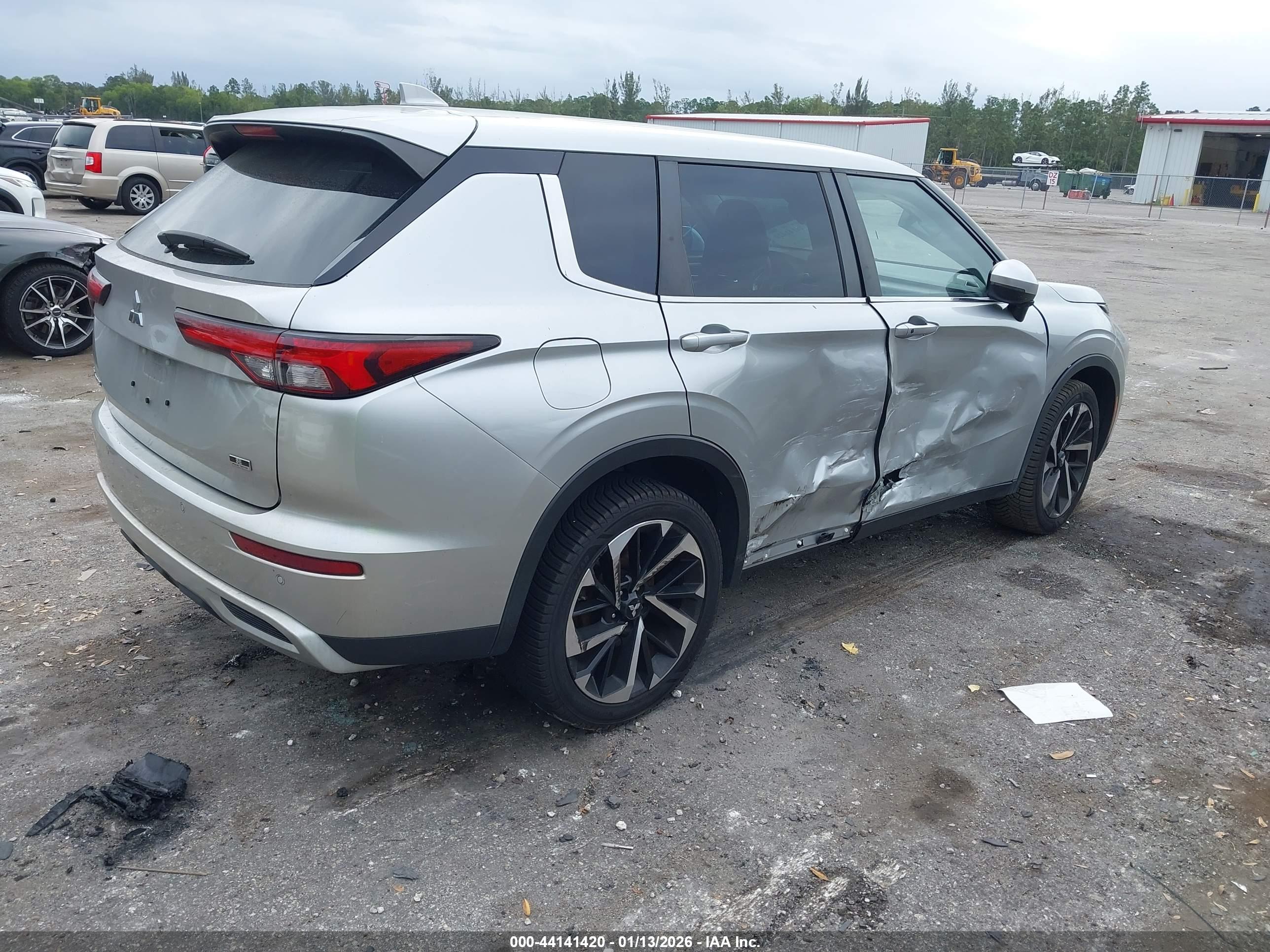 MITSUBISHI OUTLANDER image 4