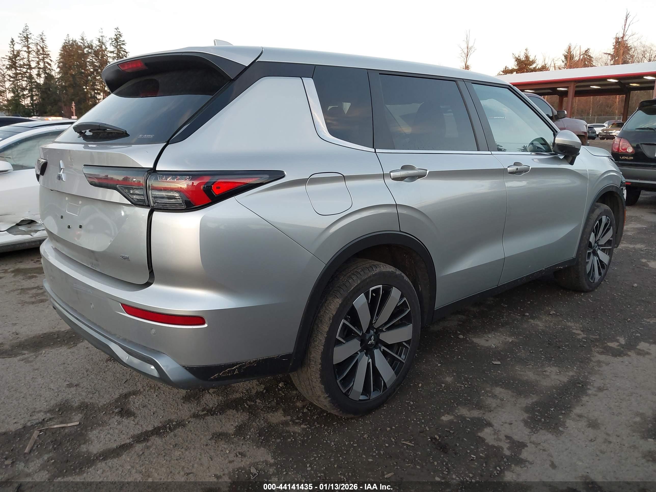 MITSUBISHI OUTLANDER image 4
