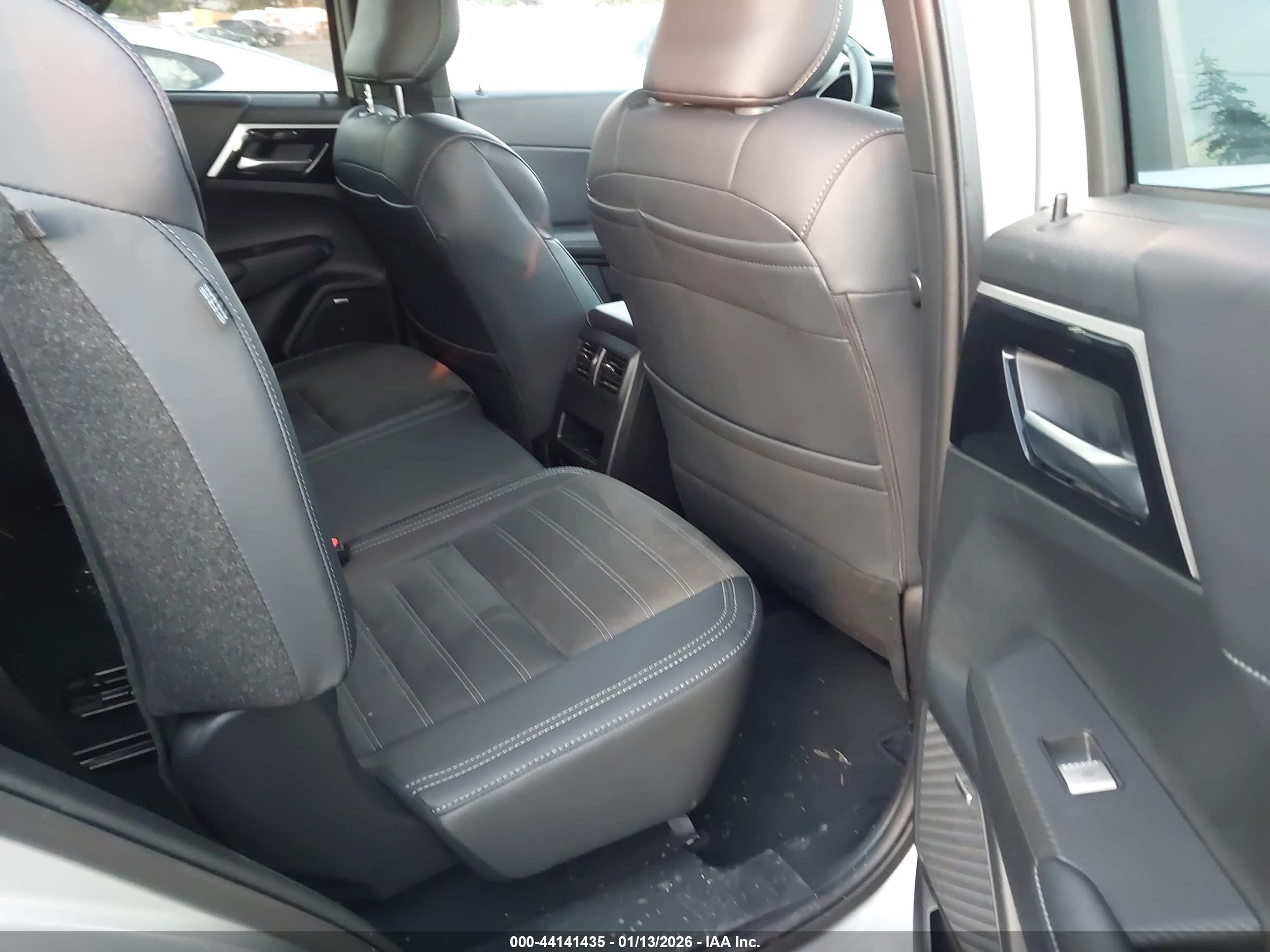 MITSUBISHI OUTLANDER image 8