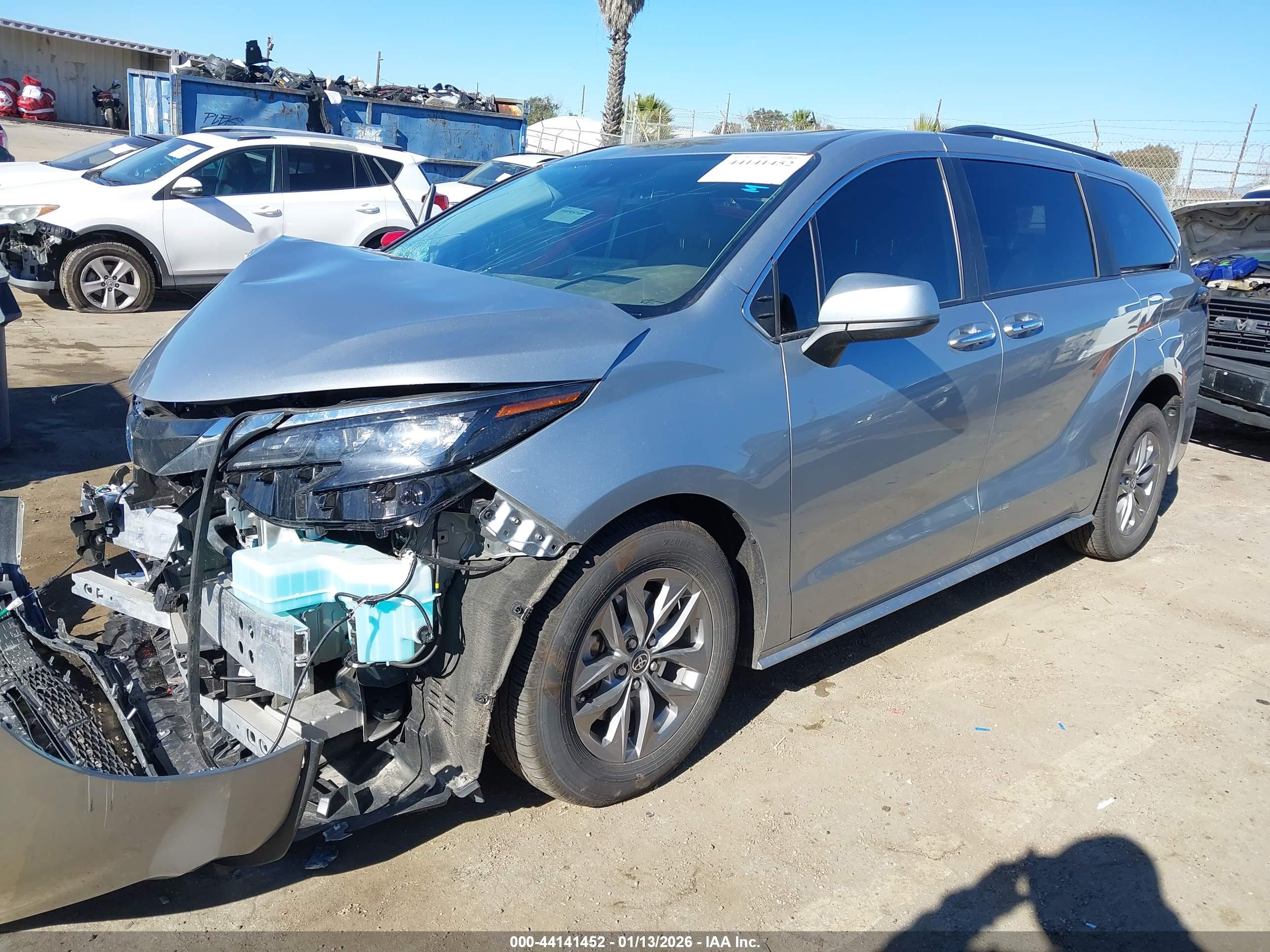 TOYOTA SIENNA image 2