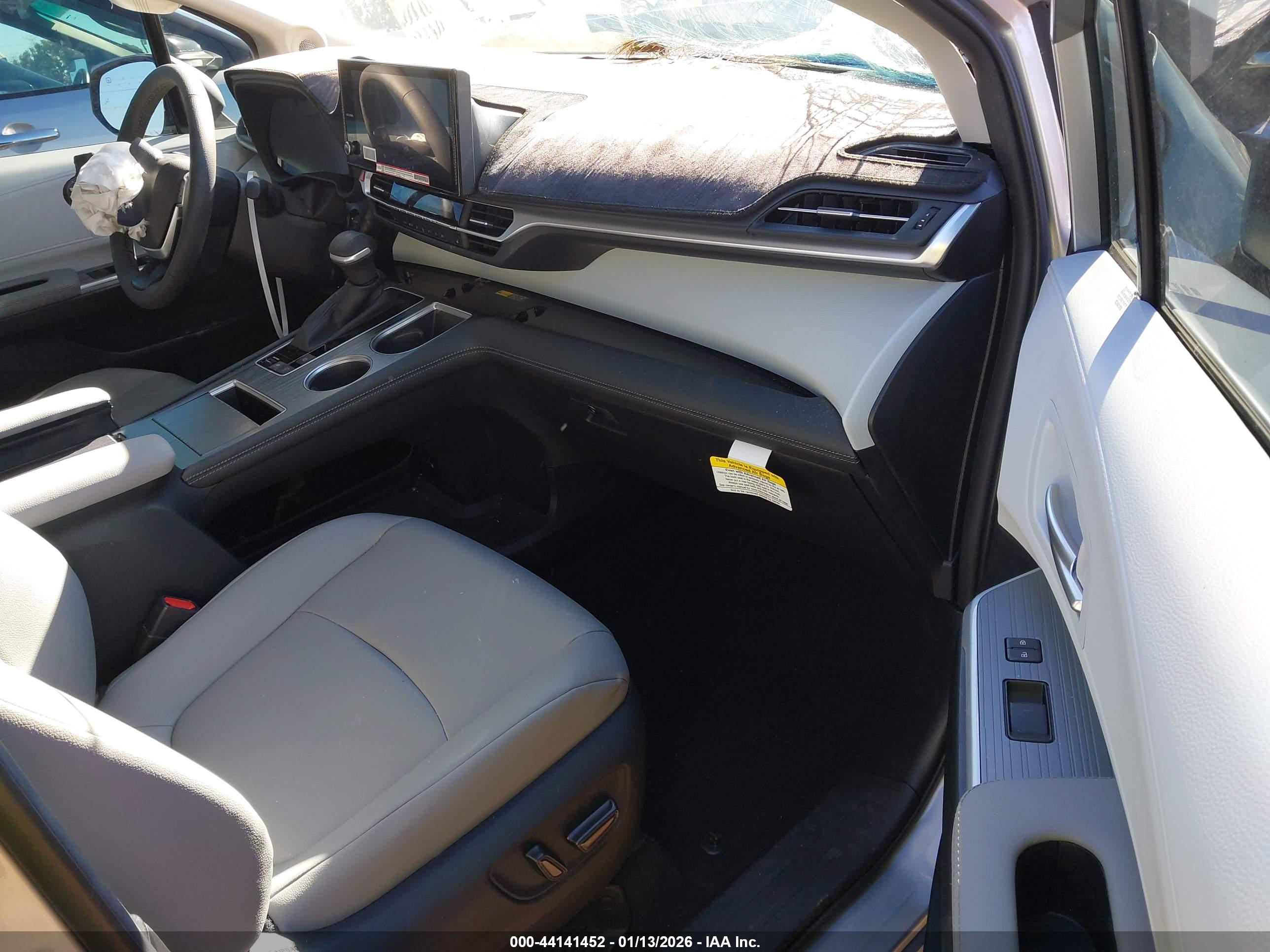 TOYOTA SIENNA image 5