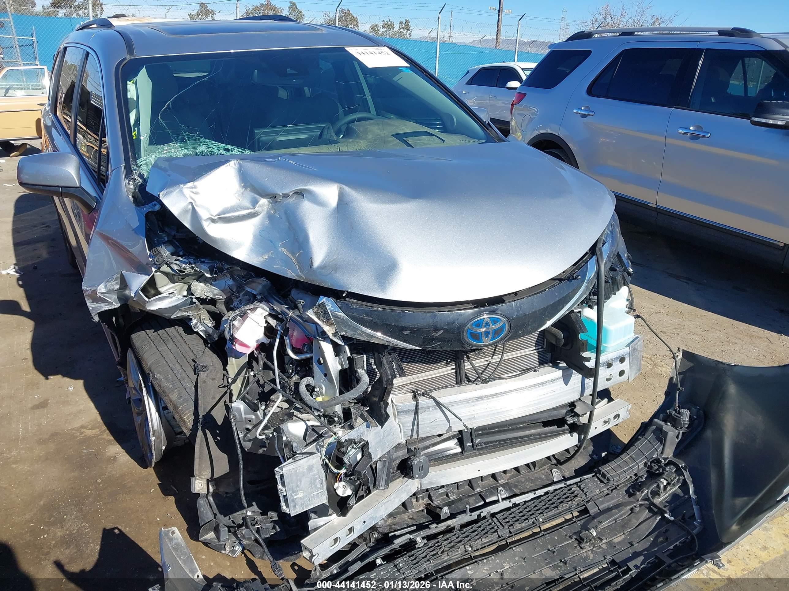 TOYOTA SIENNA image 6
