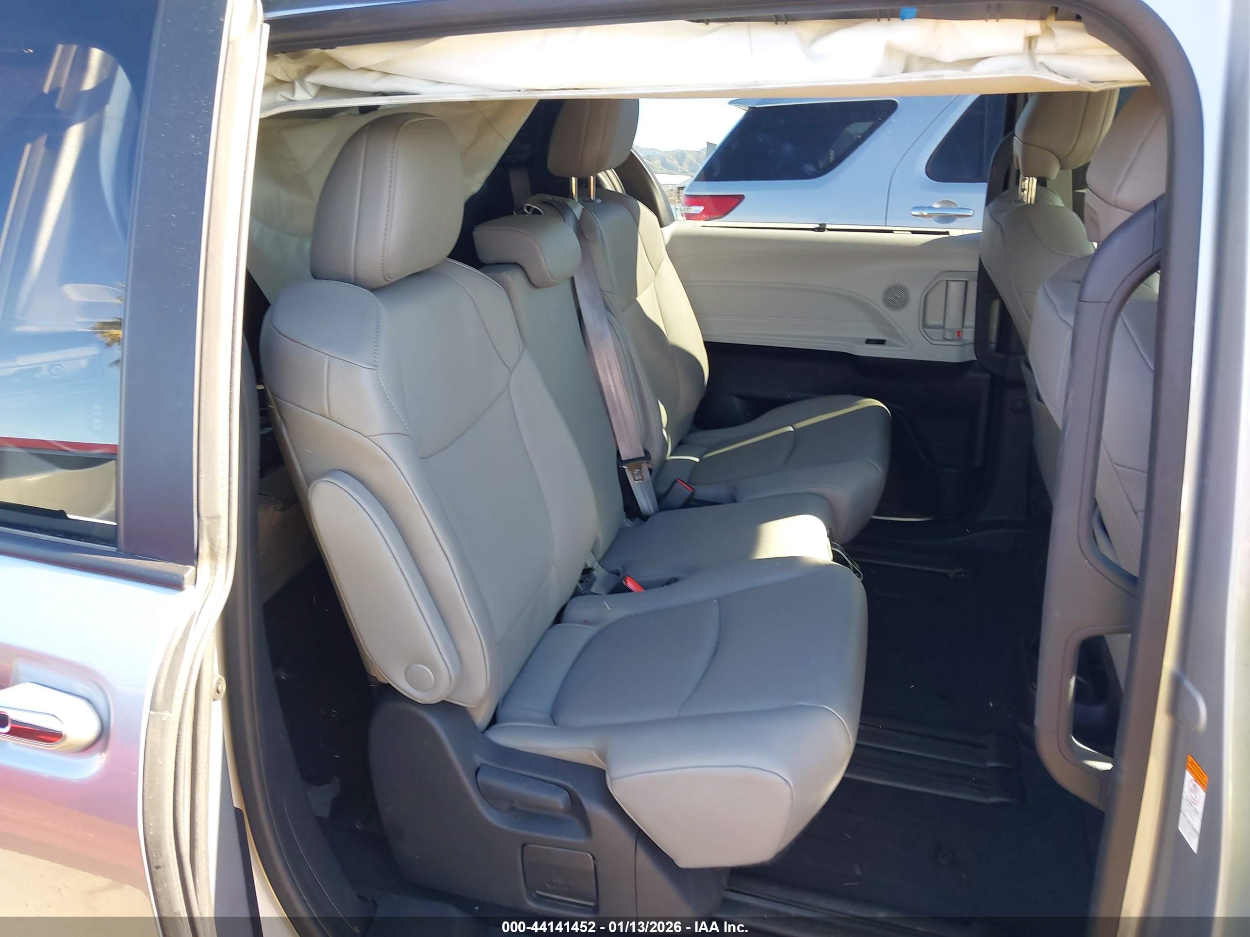 TOYOTA SIENNA image 8